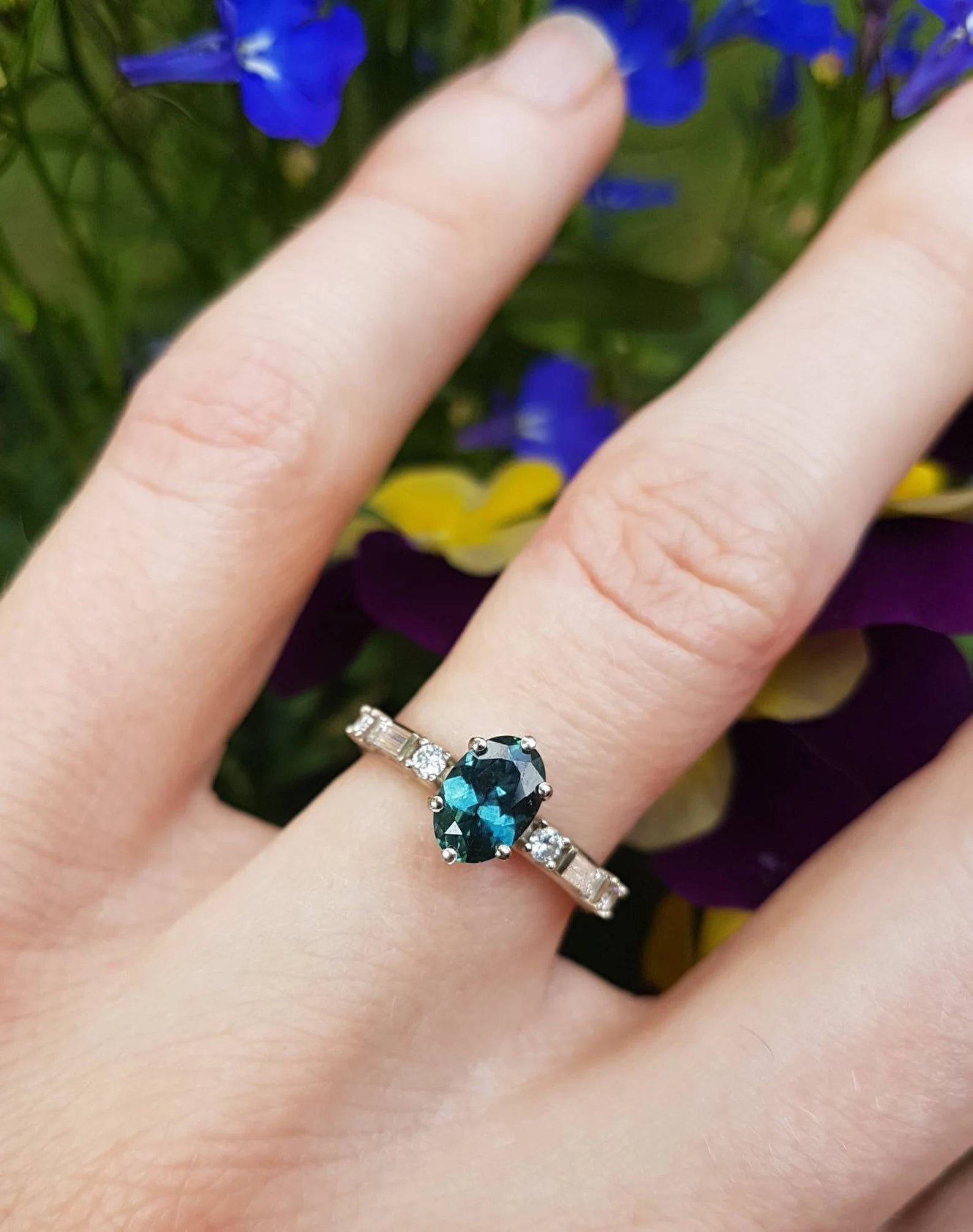 Bague de fiançailles ovale en or jaune, rose ou blanc 18 carats avec saphir du Montana et diamants