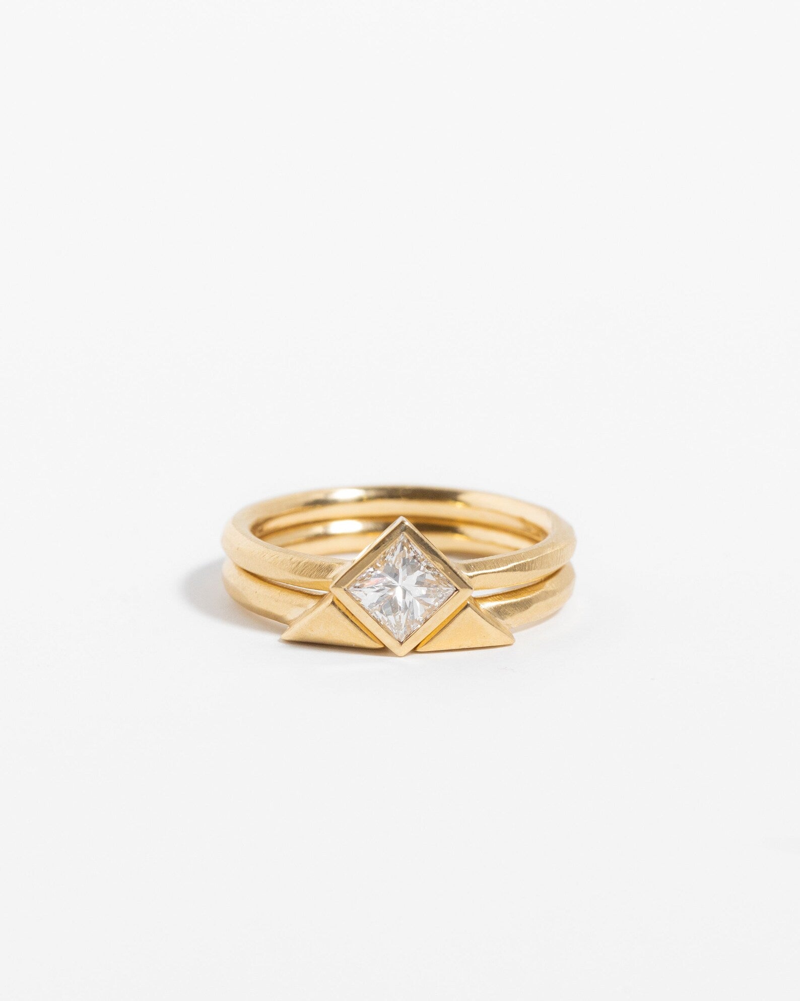 Paire de bagues solitaires en diamant taille princesse avec entretoise pyramidale assortie, serties clos, en or massif 10 carats, 14 carats ou 18 carats, jaune, rose et blanc