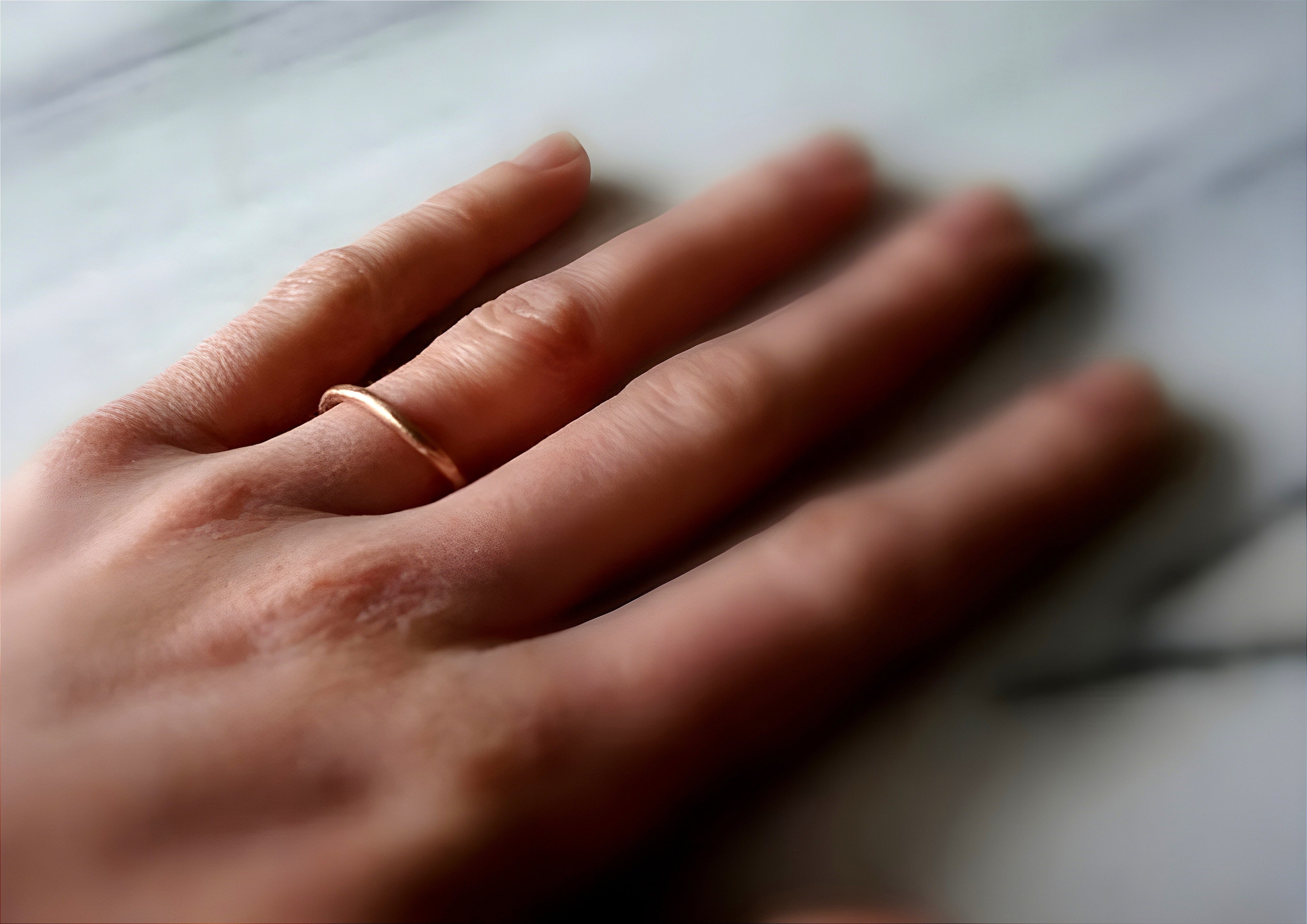 Bague à bande brute en or massif 10 carats jaune, rose ou blanc – Marque du Créateur