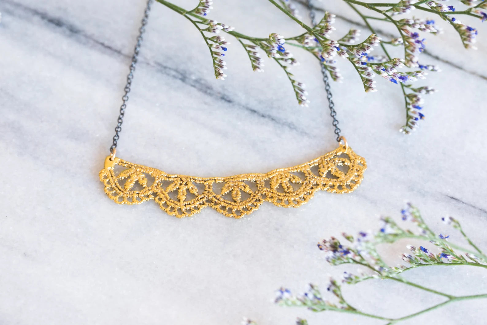 Collier en dentelle de feuilles en bronze plaqué or 14 carats avec chaîne en argent sterling oxydé
