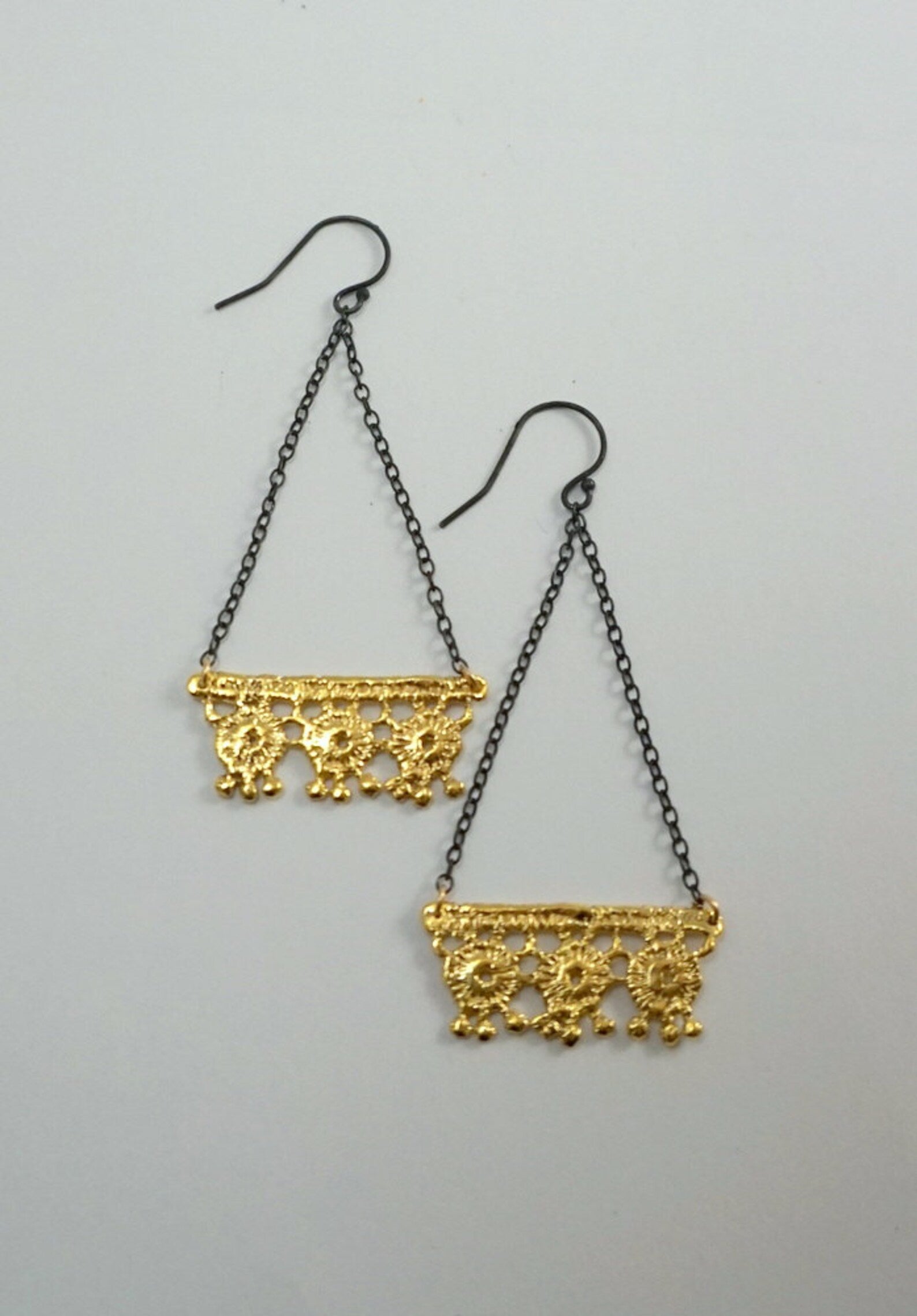 Boucles d'oreilles triangulaires en dentelle géométrique – Plaqué or 14 carats avec chaînes en argent noirci