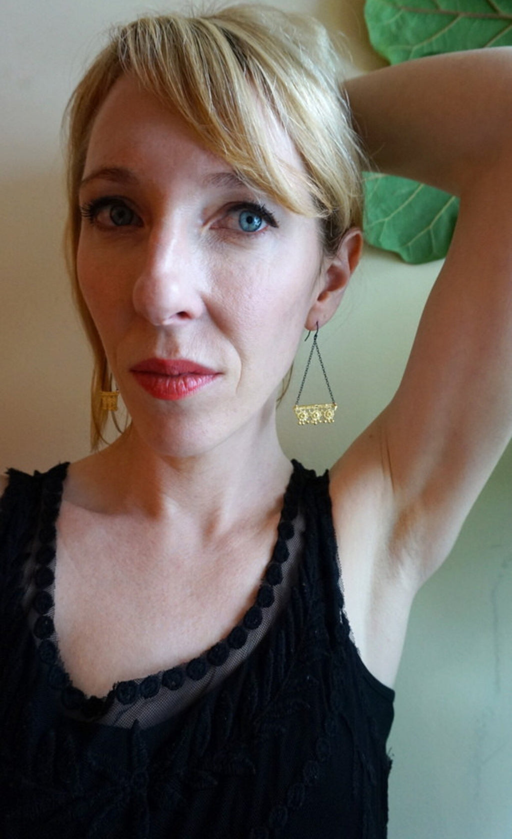 Boucles d'oreilles triangulaires en dentelle géométrique – Plaqué or 14 carats avec chaînes en argent noirci