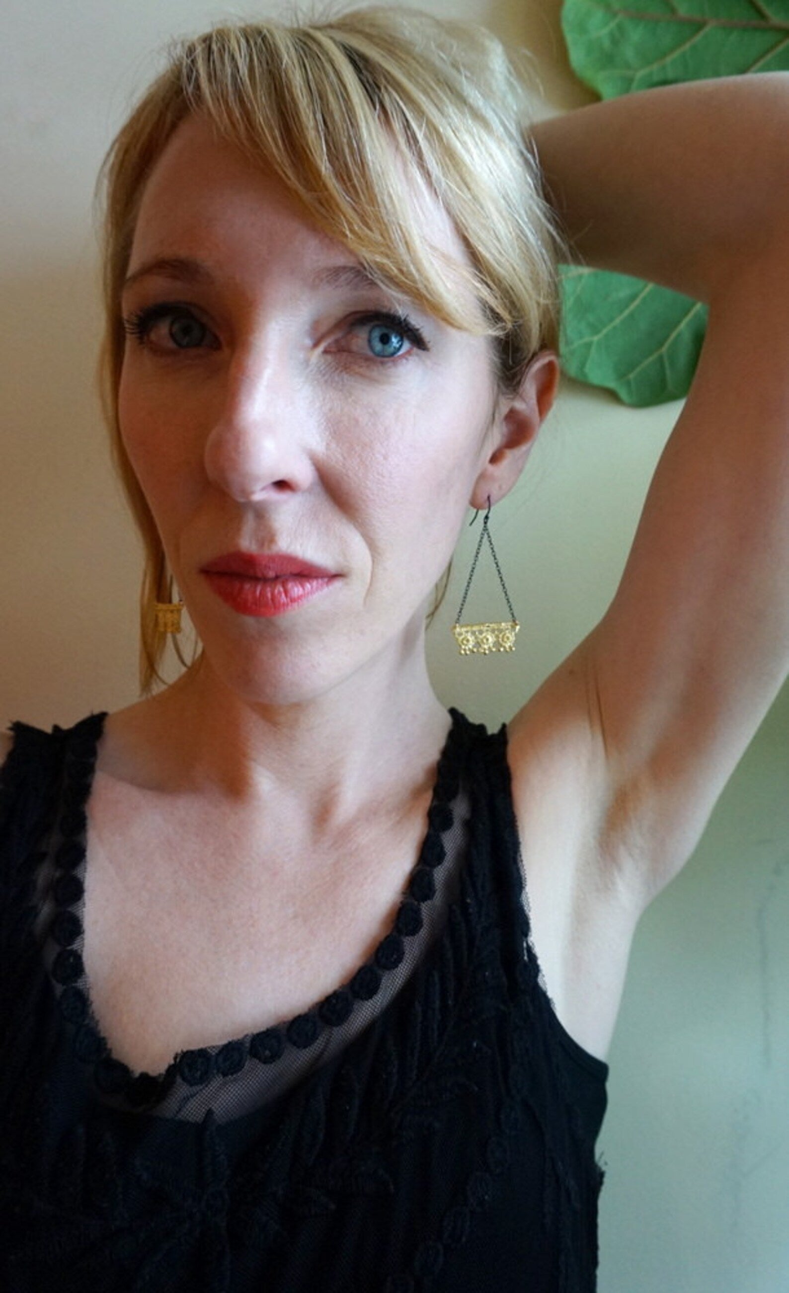 Boucles d'oreilles triangulaires en dentelle géométrique – Plaqué or 14 carats avec chaînes en argent noirci