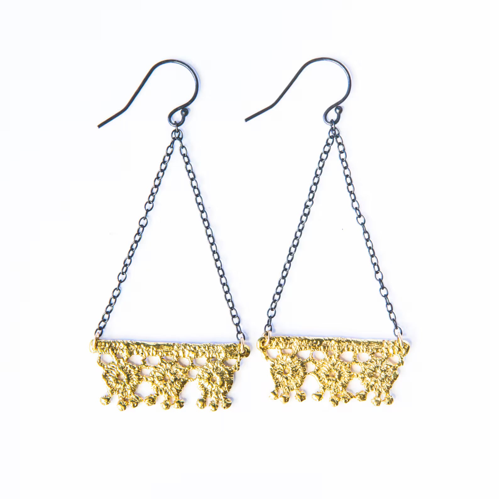 Boucles d'oreilles triangulaires en dentelle géométrique – Plaqué or 14 carats avec chaînes en argent noirci