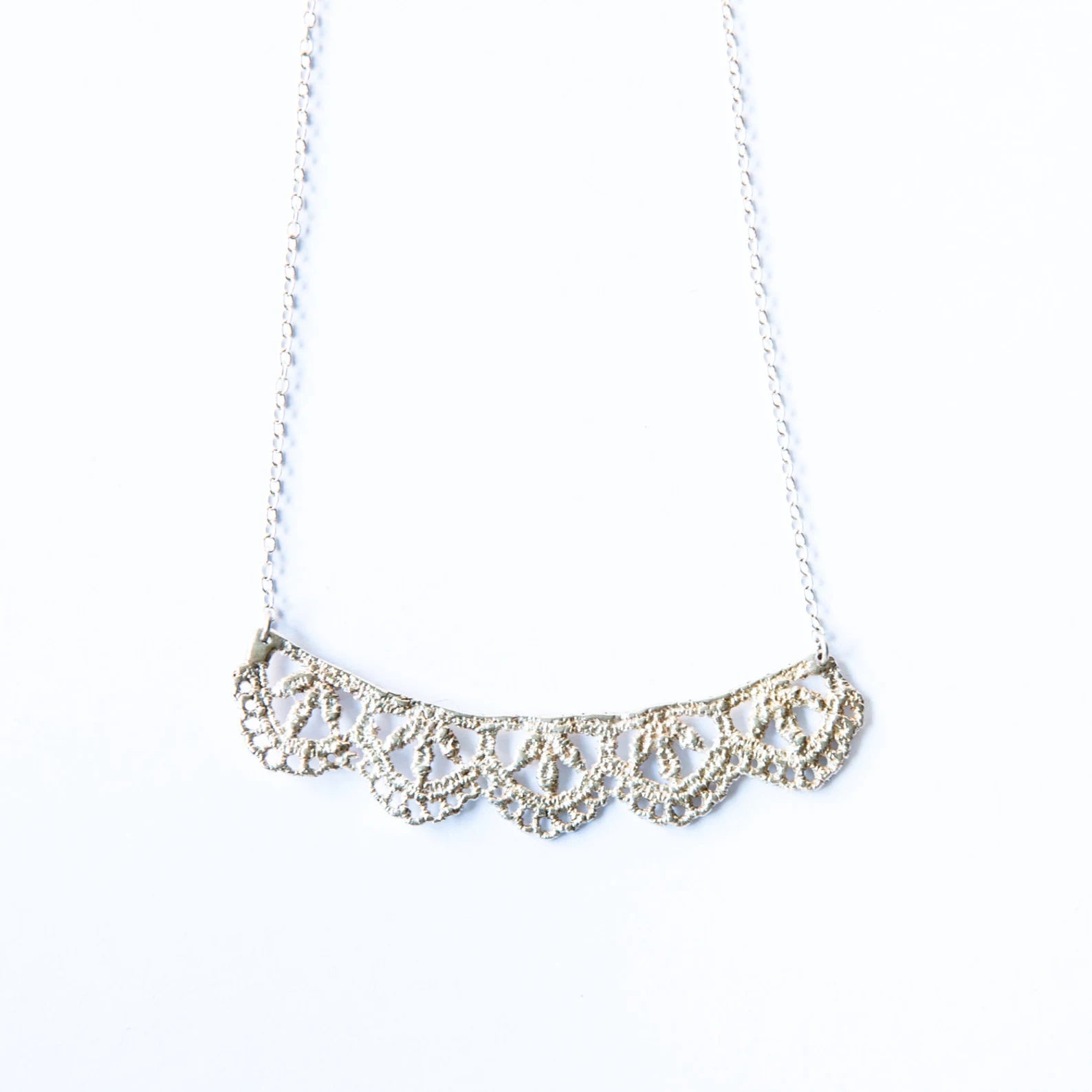 Collier en argent pour femme avec motif de feuilles en dentelle
