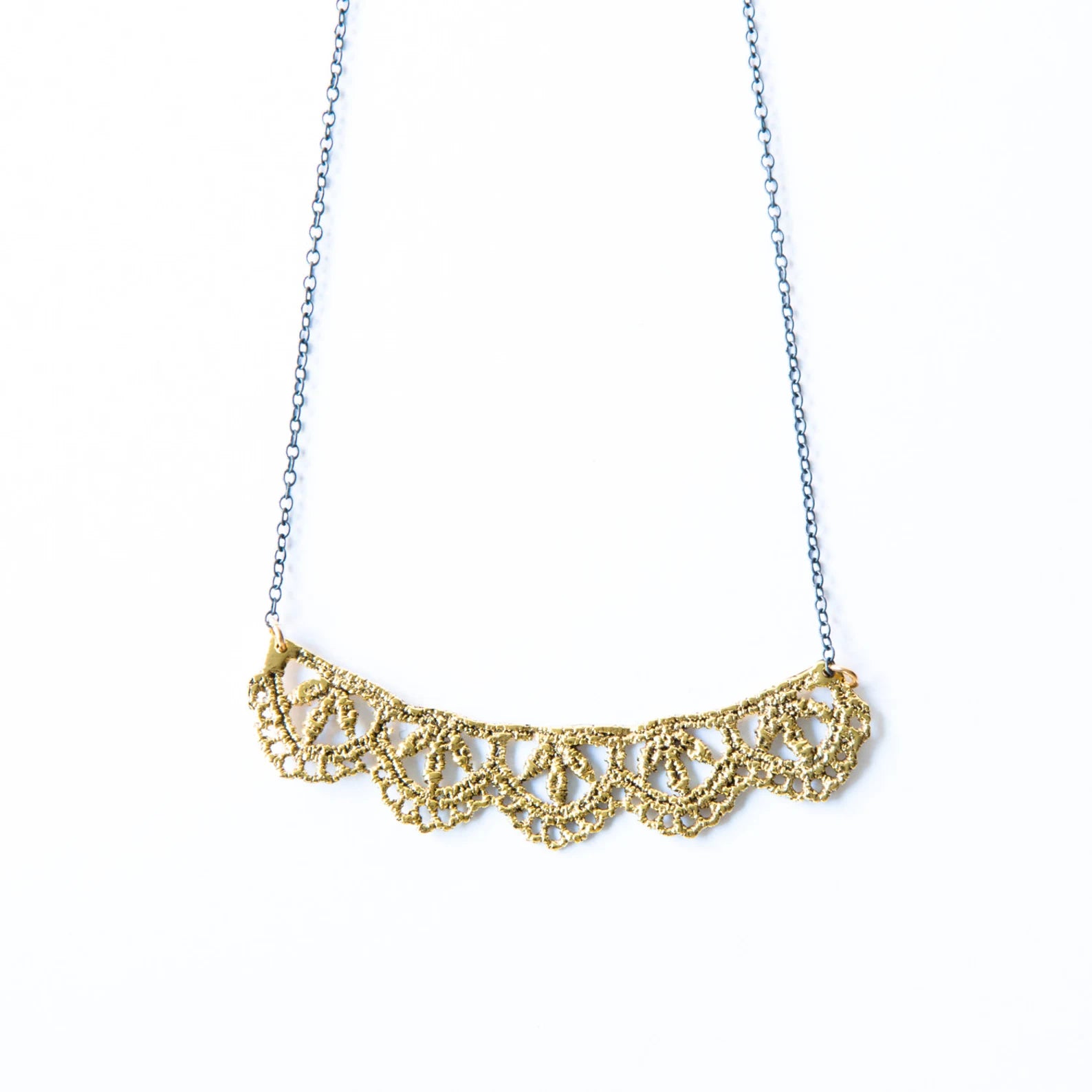 Collier en dentelle de feuilles en bronze plaqué or 14 carats avec chaîne en argent sterling oxydé