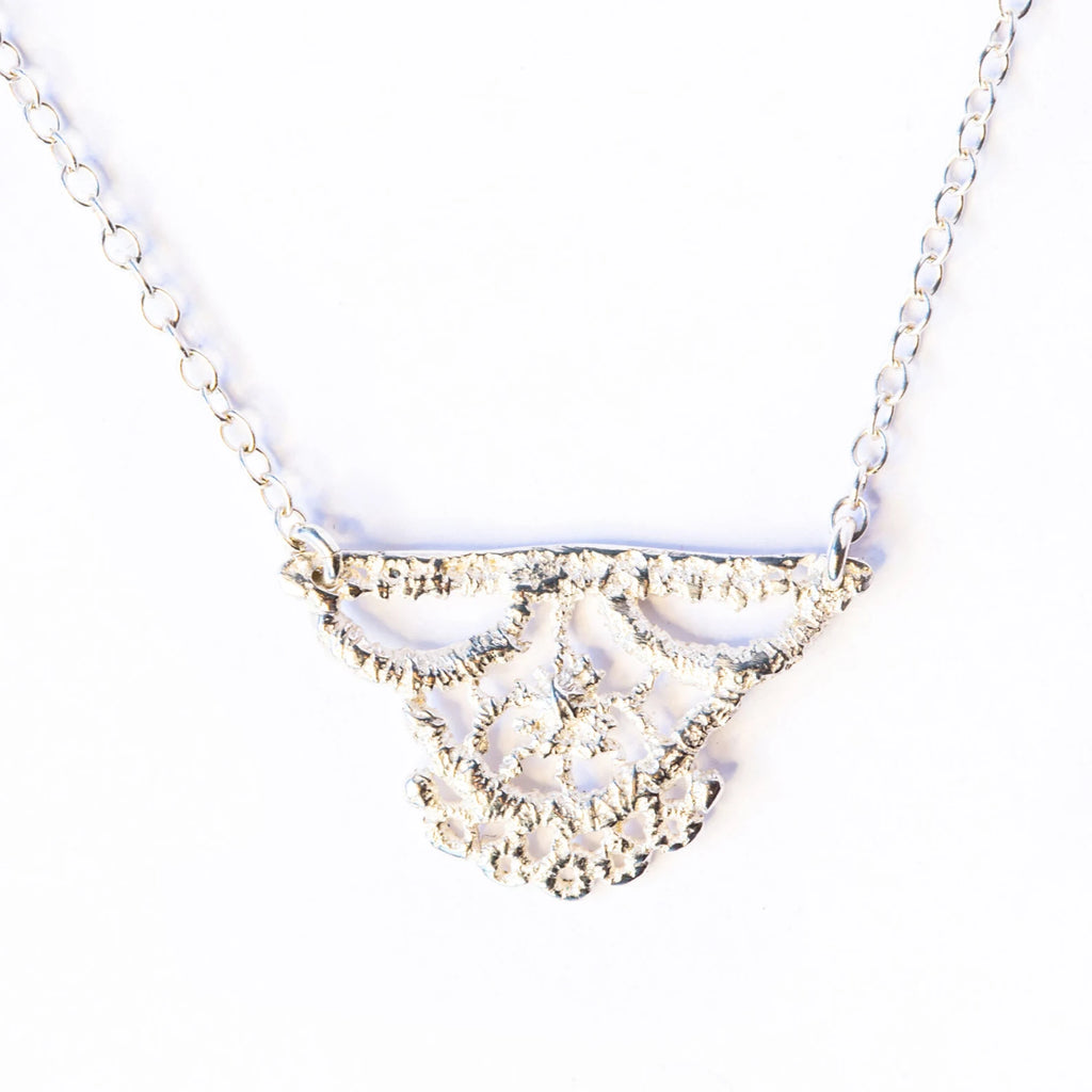 Collier en dentelle « Petit Lys » en argent sterling – Cadeau pour demoiselle d'honneur ou demoiselle d'honneur