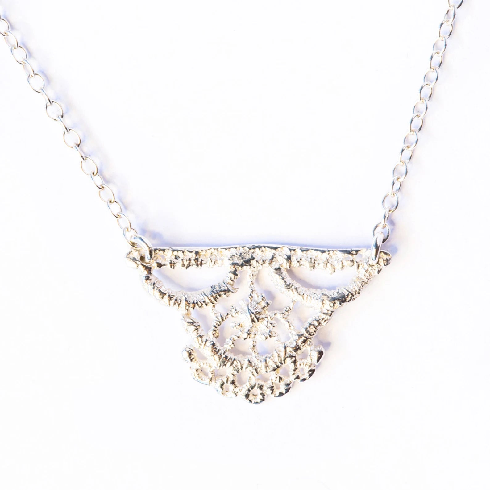 Collier en dentelle « Petit Lys » en argent sterling – Cadeau pour demoiselle d'honneur ou demoiselle d'honneur