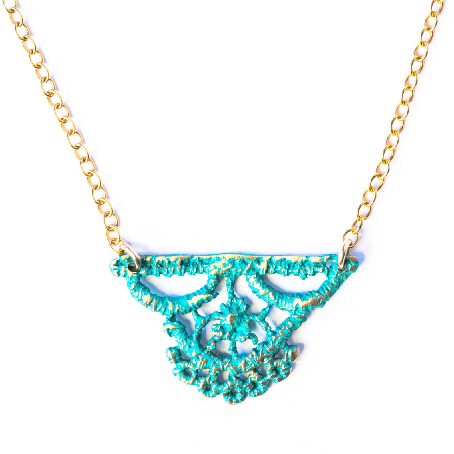 Collier en dentelle Tiny Lily en bronze bleu sur chaîne en or rempli 14 carats – Cadeau pour demoiselle d'honneur ou demoiselle d'honneur