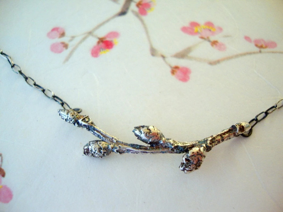 Collier en argent avec bourgeons de cerisier printaniers – Oka-san