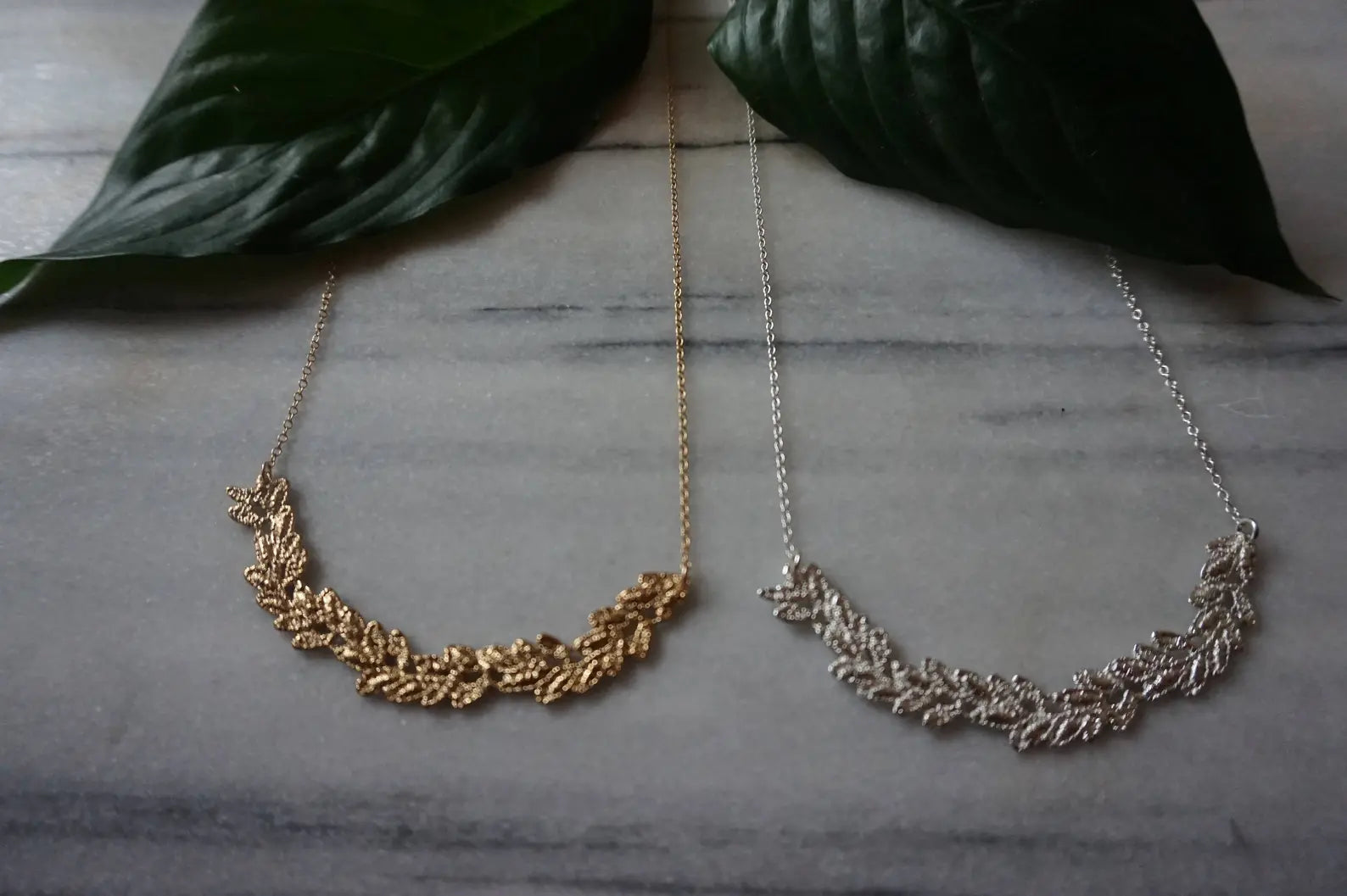 Collier plastron en dentelle de vigne plaqué or 14 carats sur chaîne en or rempli 14 carats