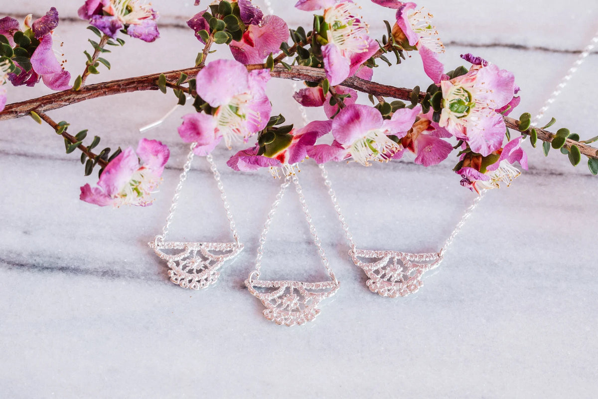 Collier en dentelle « Petit Lys » en argent sterling – Cadeau pour demoiselle d'honneur ou demoiselle d'honneur