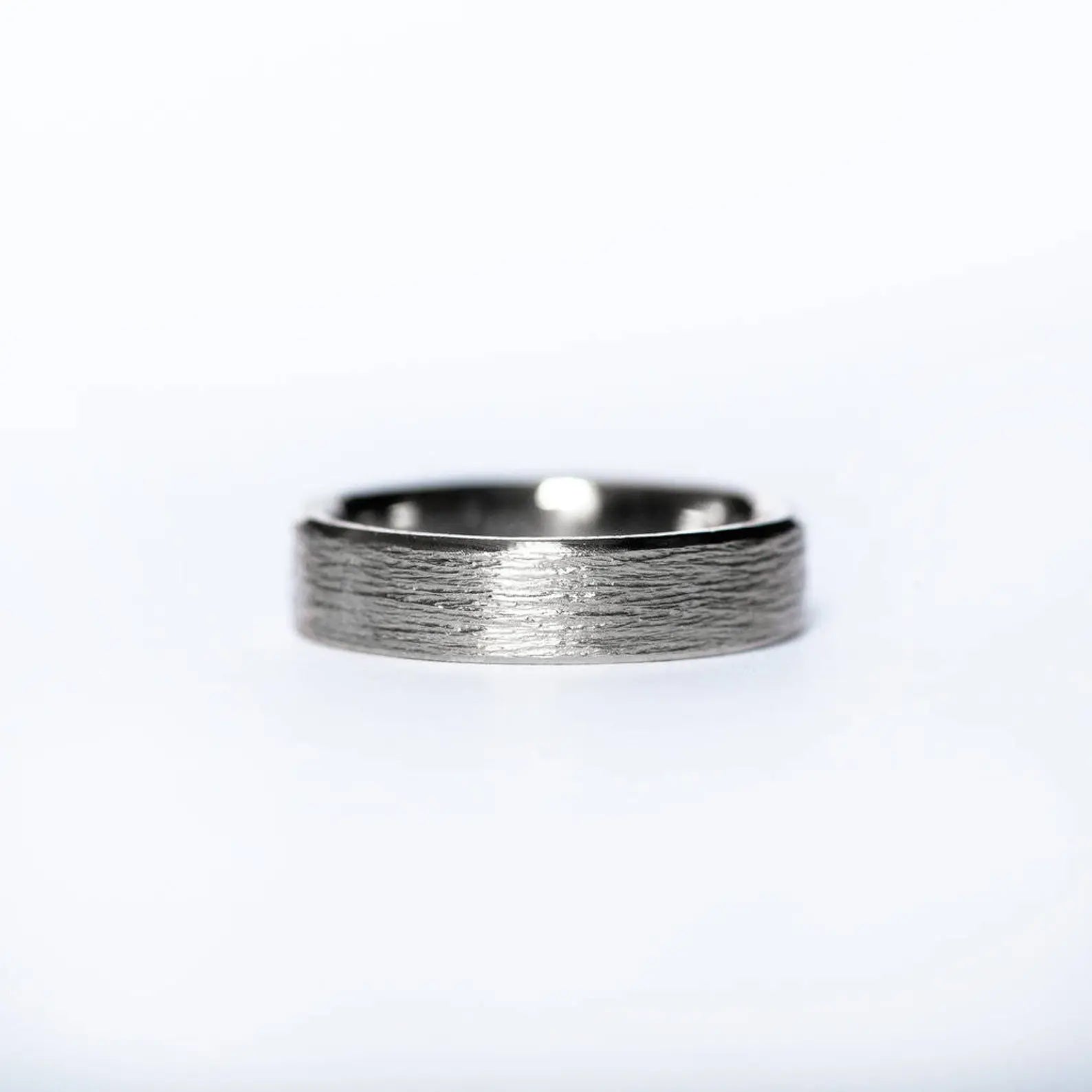 Alliance brossée pour homme – Bague de 6 mm en or blanc massif 14 carats