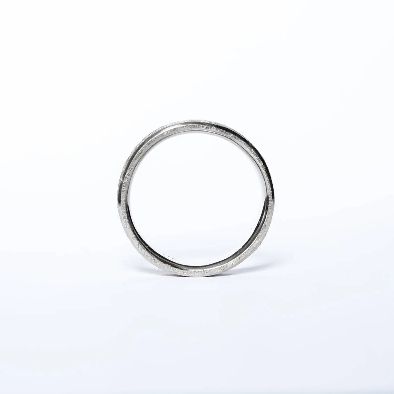 Alliance brossée pour homme – Bague de 6 mm en or blanc massif 14 carats