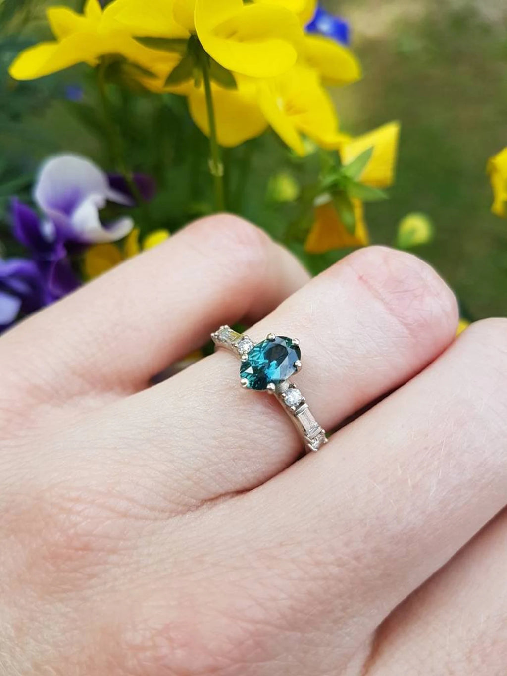 Bague de fiançailles ovale en or jaune, rose ou blanc 18 carats avec saphir du Montana et diamants