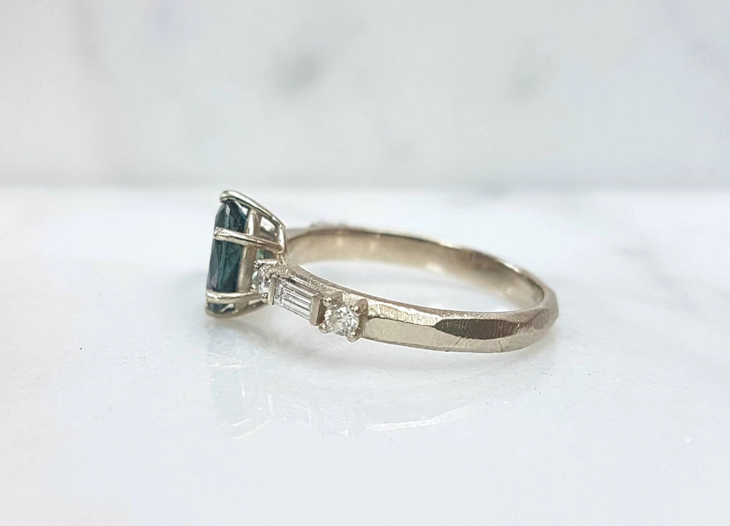 Bague de fiançailles ovale en or jaune, rose ou blanc 18 carats avec saphir du Montana et diamants