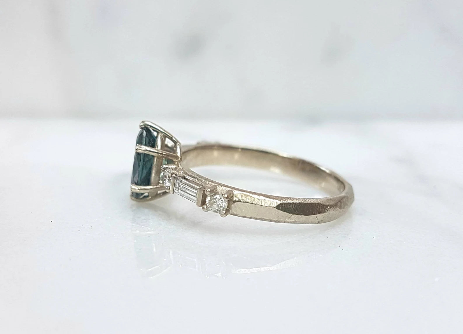Bague de fiançailles ovale en or jaune, rose ou blanc 18 carats avec saphir du Montana et diamants