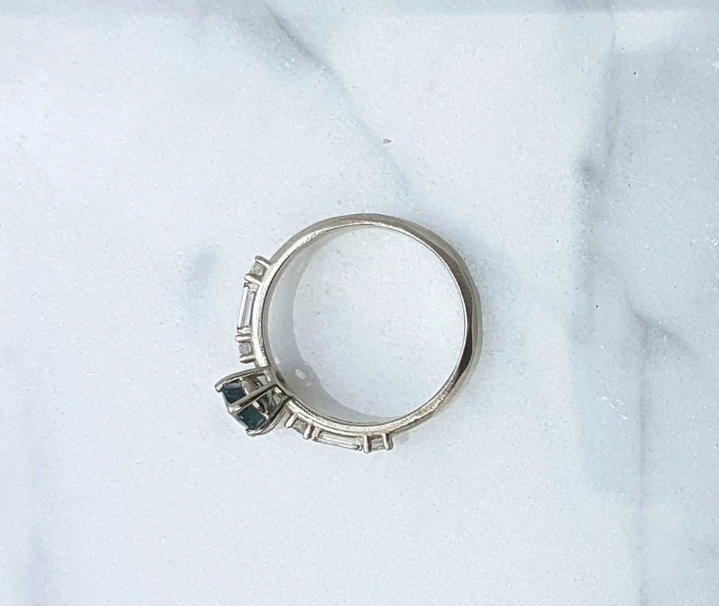 Bague de fiançailles ovale en or jaune, rose ou blanc 18 carats avec saphir du Montana et diamants