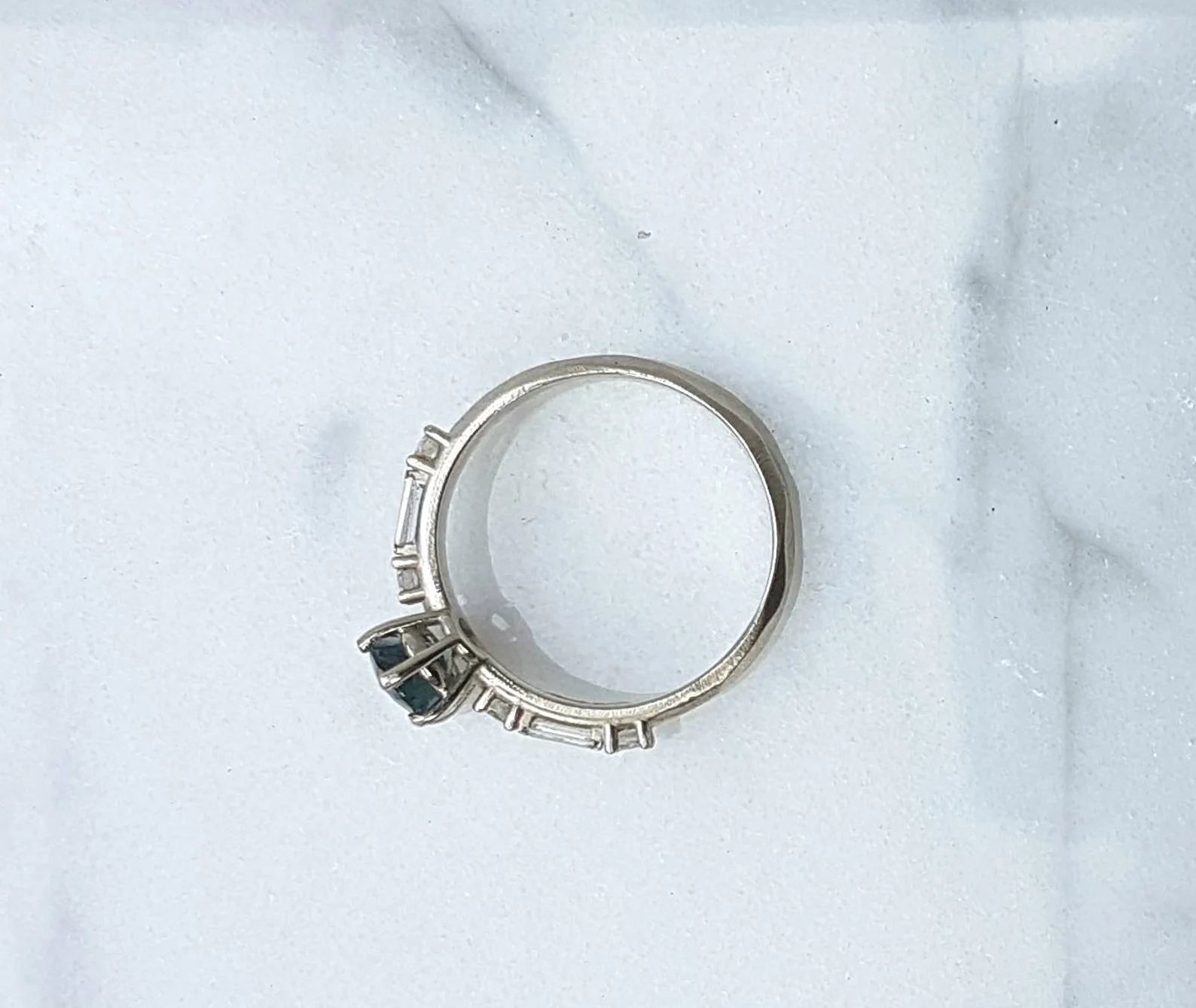 Bague de fiançailles ovale en or jaune, rose ou blanc 18 carats avec saphir du Montana et diamants