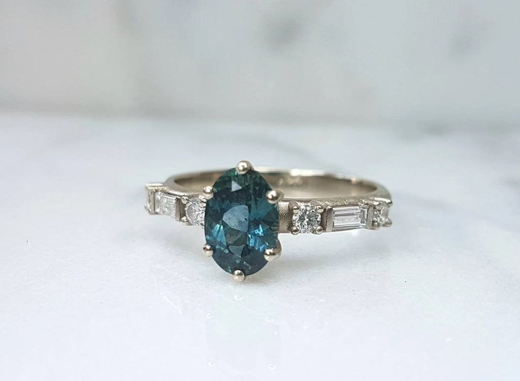 Bague de fiançailles ovale en or jaune, rose ou blanc 18 carats avec saphir du Montana et diamants