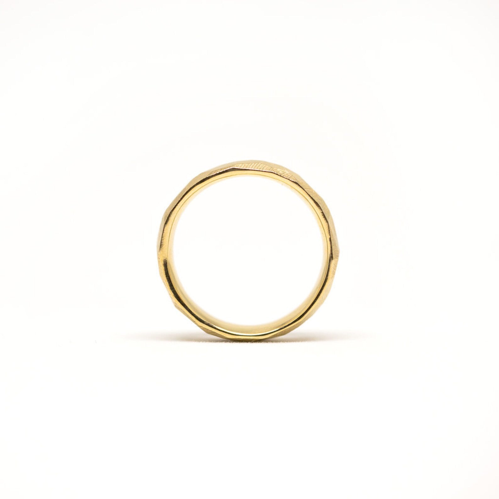 Alliance rustique en or pour homme – Texture à facettes en or massif 10 carats, 14 carats ou 18 carats, en or jaune, rose et blanc