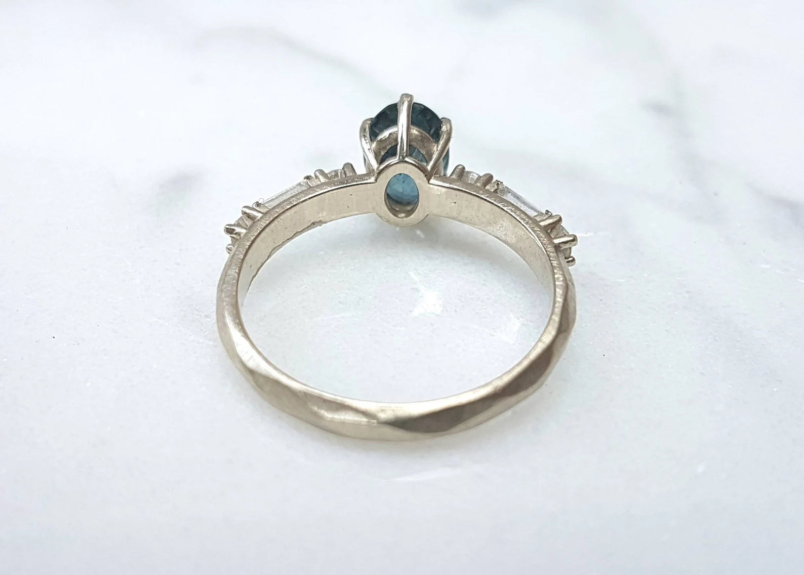 Bague de fiançailles ovale en or jaune, rose ou blanc 18 carats avec saphir du Montana et diamants