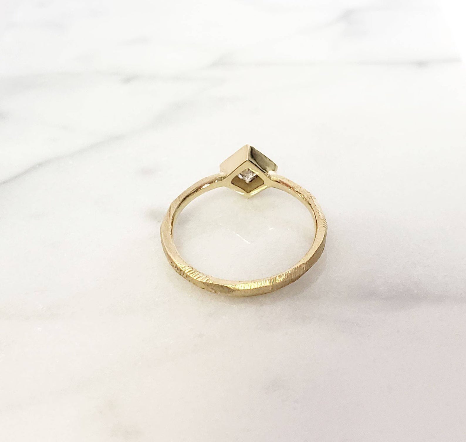 Paire de bagues solitaires en diamant taille princesse avec entretoise pyramidale assortie, serties clos, en or massif 10 carats, 14 carats ou 18 carats, jaune, rose et blanc 