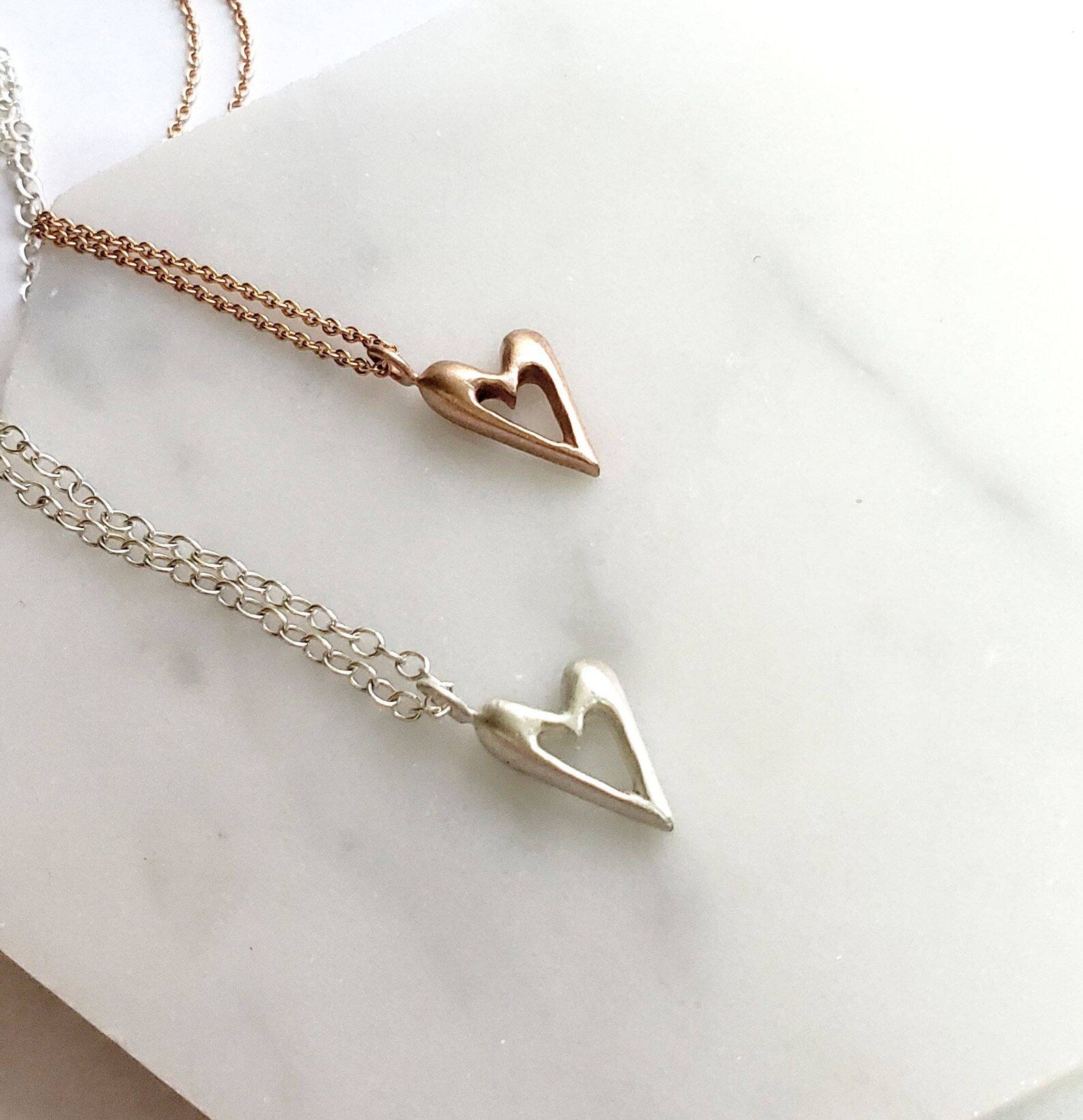 Collier avec pendentif en forme de petit cœur – Disponible en argent sterling ou en or rose 10 carats