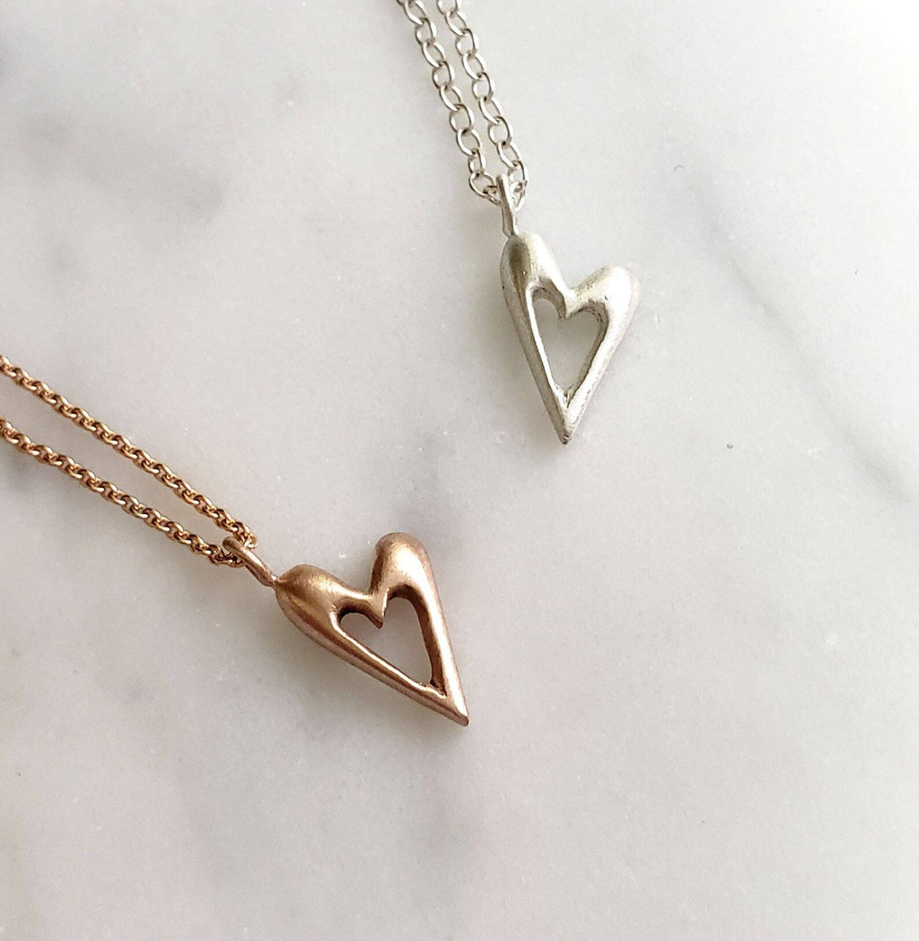 Collier avec pendentif en forme de petit cœur – Disponible en argent sterling ou en or rose 10 carats