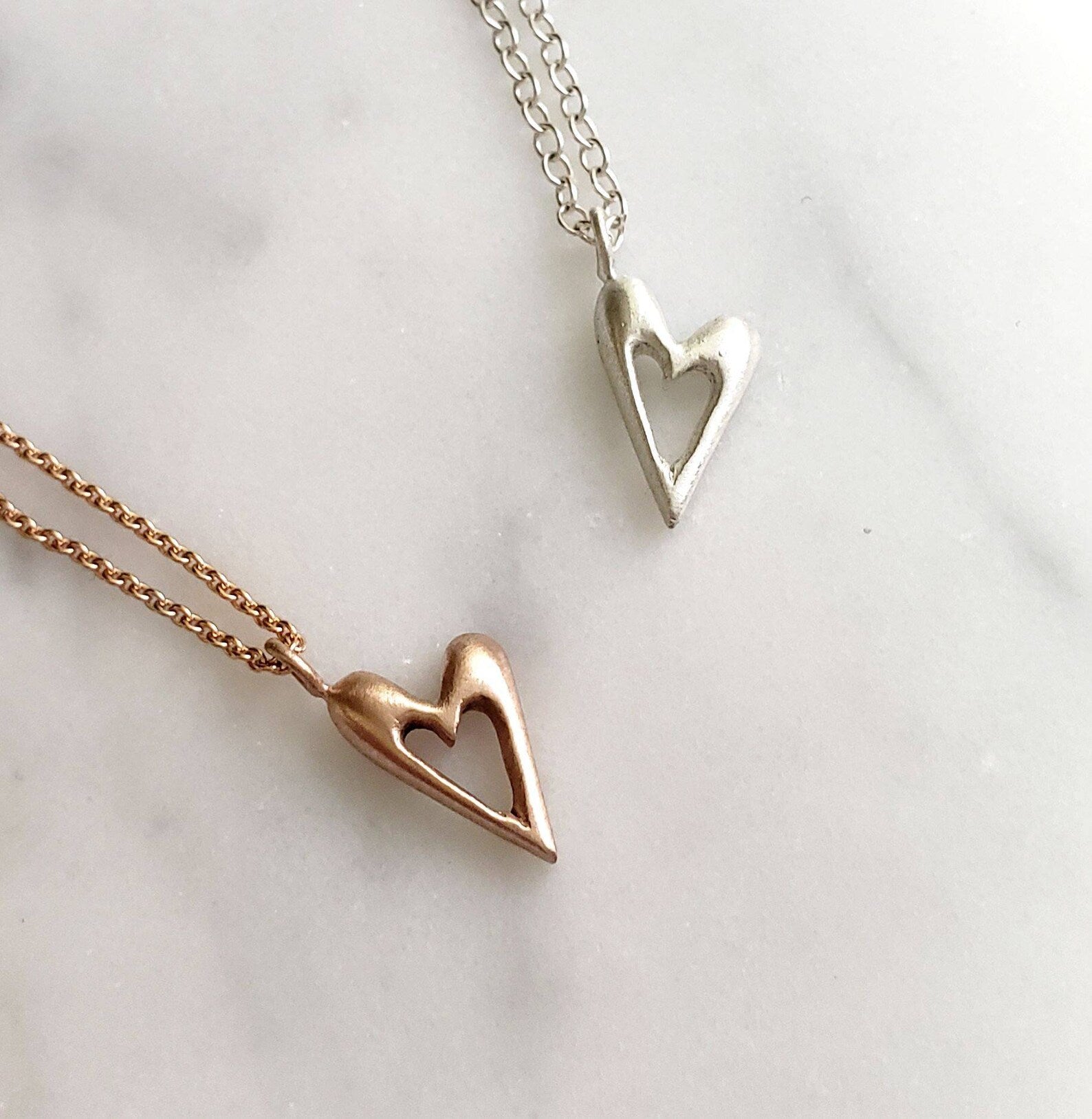 Collier avec pendentif en forme de petit cœur – Disponible en argent sterling ou en or rose 10 carats