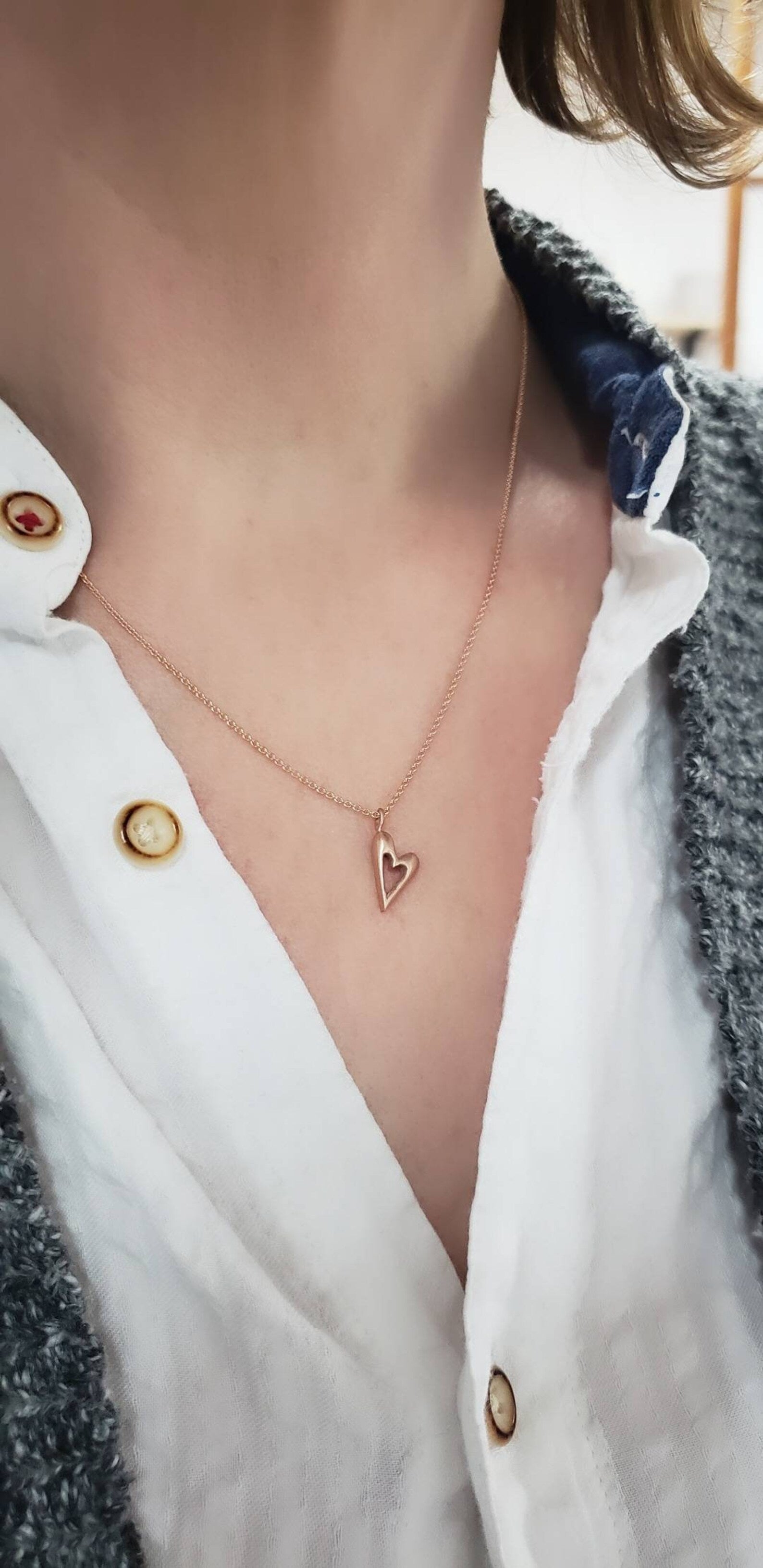 Collier avec pendentif en forme de petit cœur – Disponible en argent sterling ou en or rose 10 carats