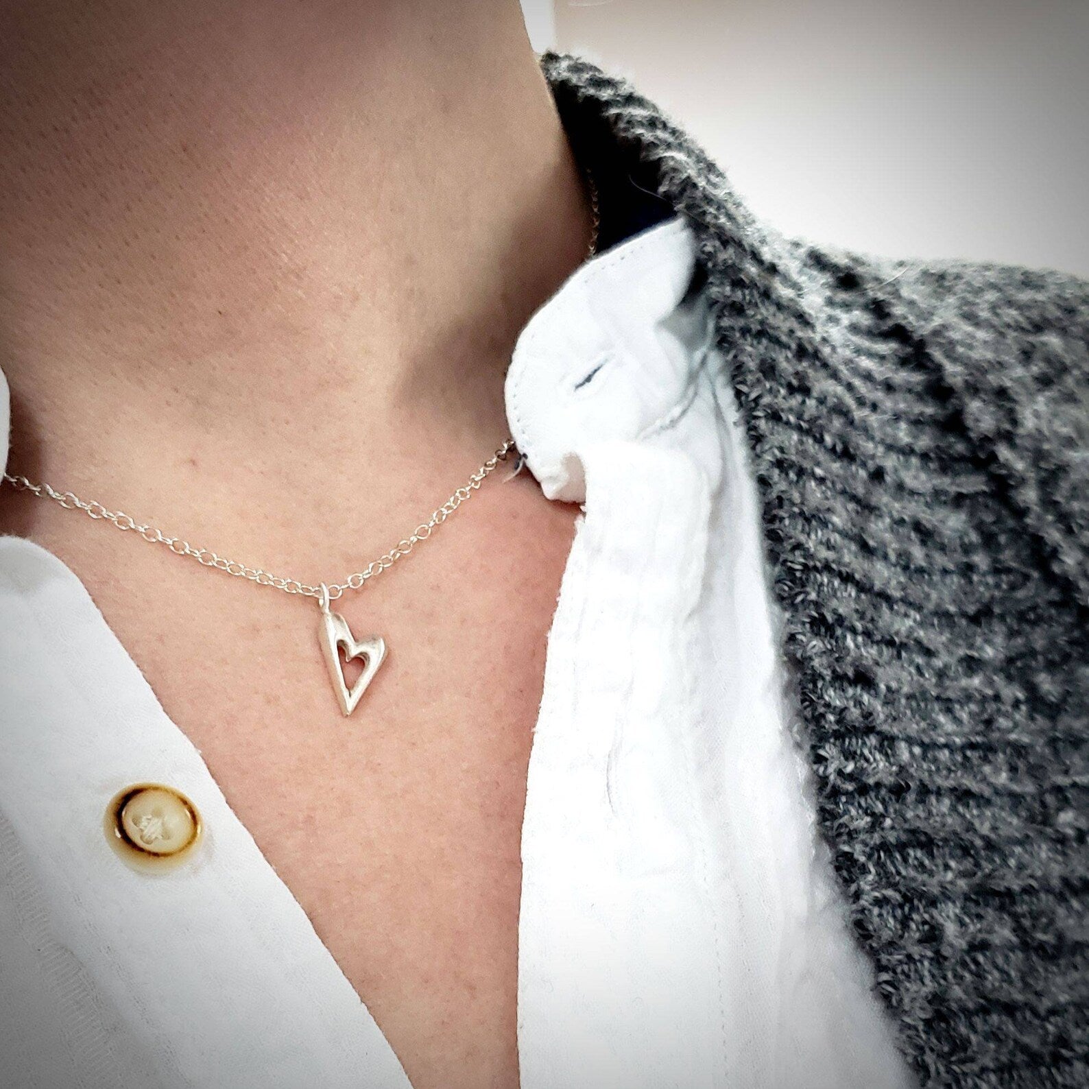 Collier avec pendentif en forme de petit cœur – Disponible en argent sterling ou en or rose 10 carats