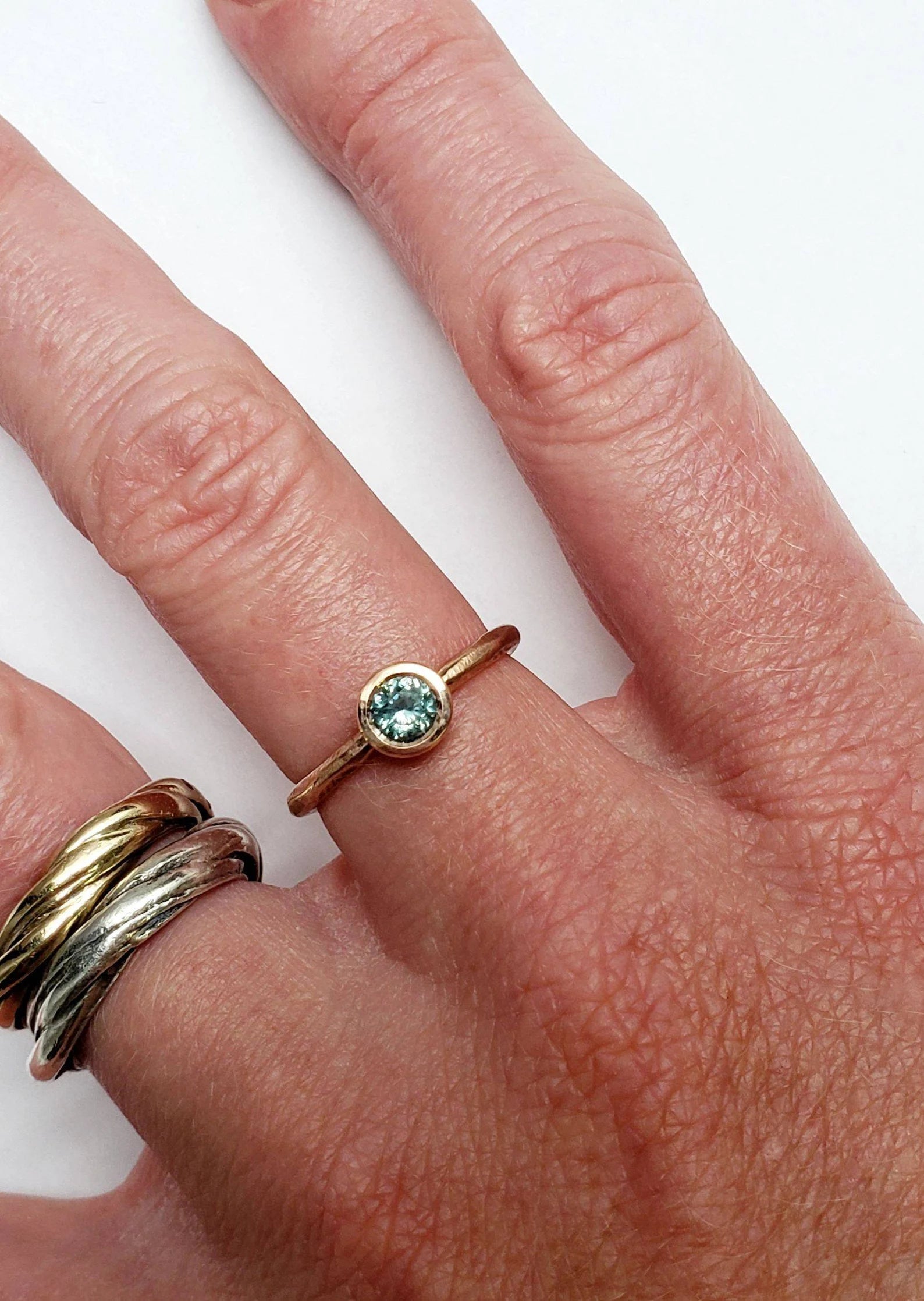 Bague de fiançailles pour femme avec saphir du Montana brut serti clos – Or massif 10 carats, 14 carats ou 18 carats, jaune, rose ou blanc