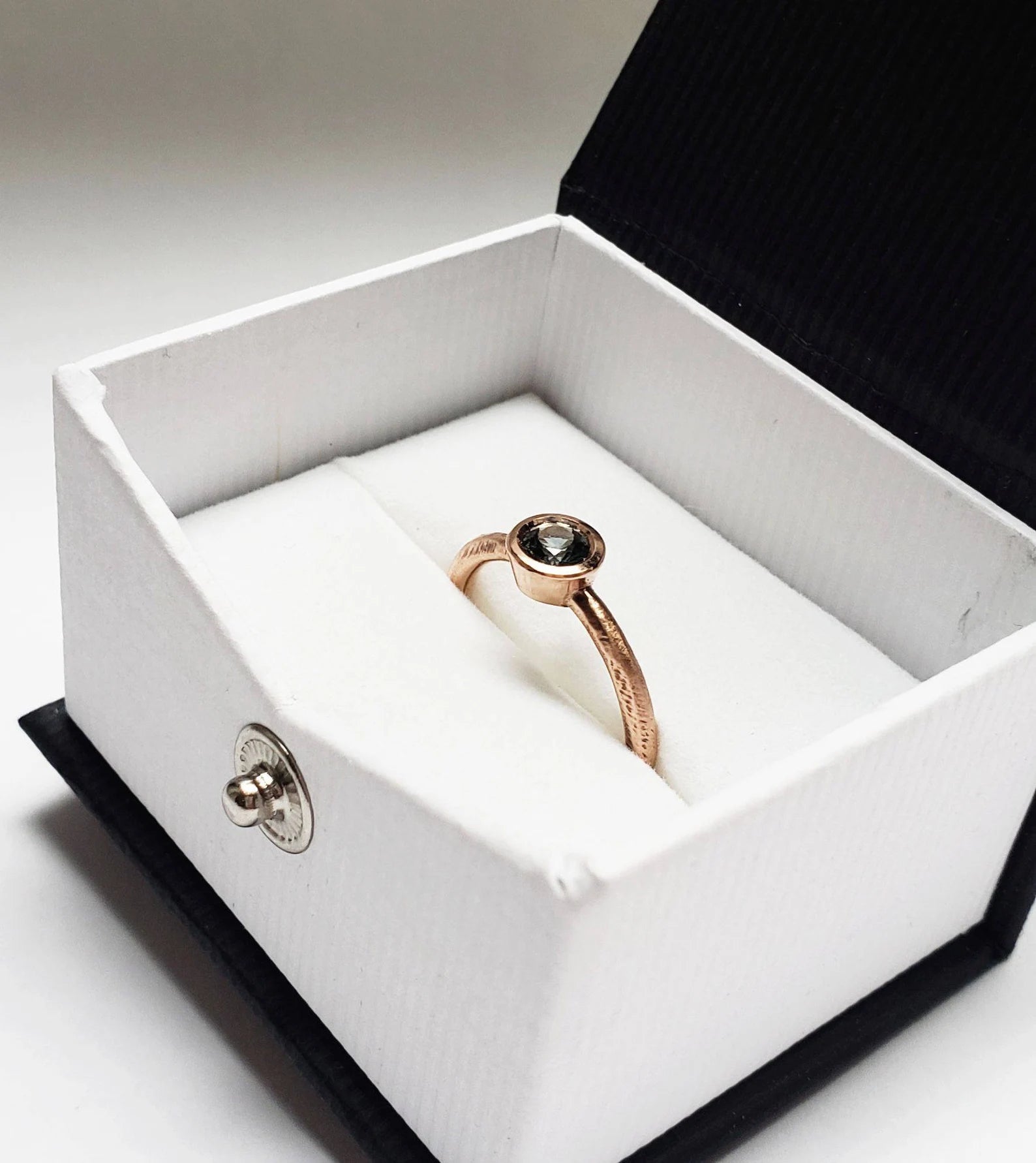 Bague de fiançailles pour femme avec saphir du Montana brut serti clos – Or massif 10 carats, 14 carats ou 18 carats, jaune, rose ou blanc