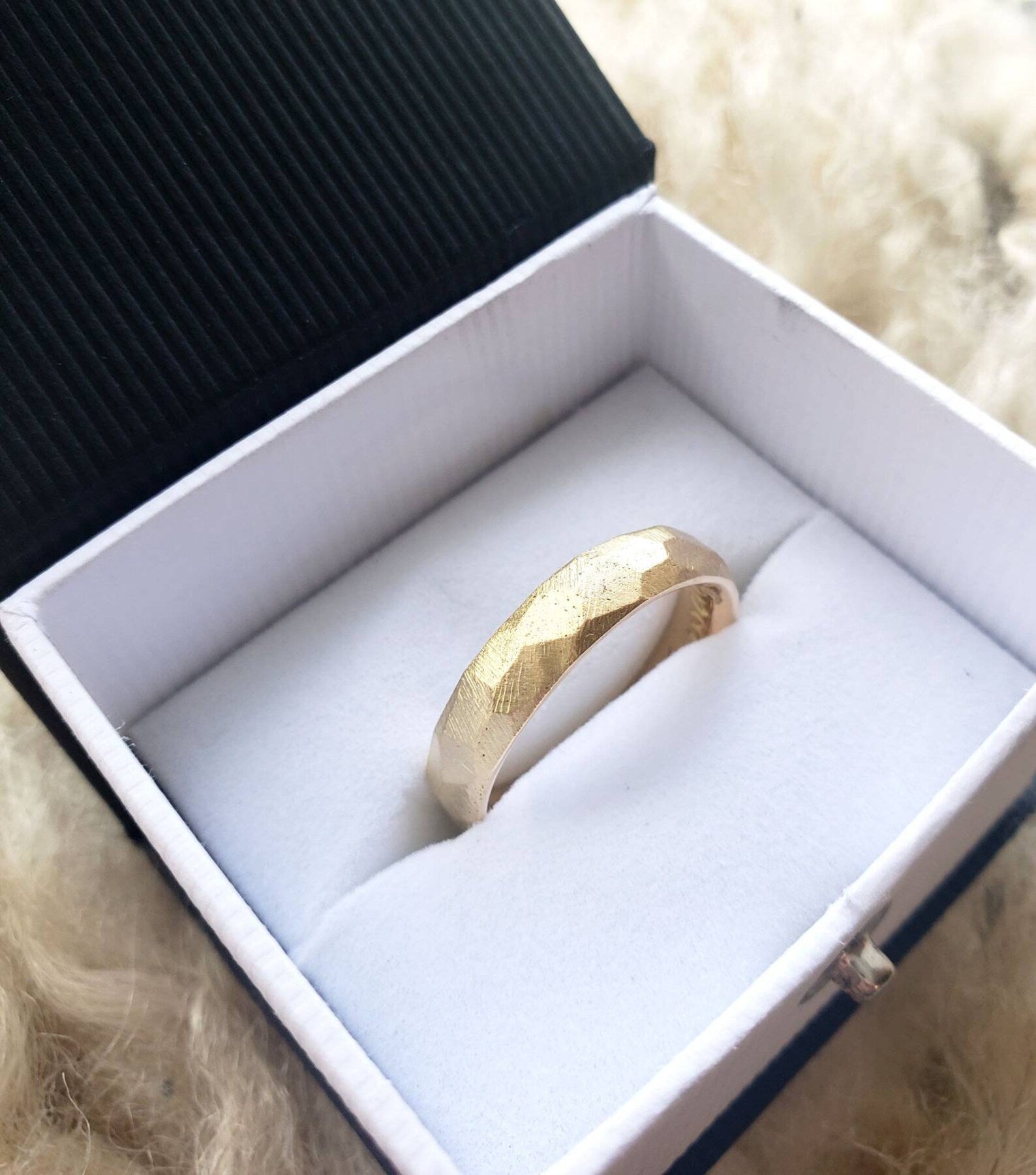 Alliance rustique en or pour homme – Texture à facettes en or massif 10 carats, 14 carats ou 18 carats, en or jaune, rose et blanc