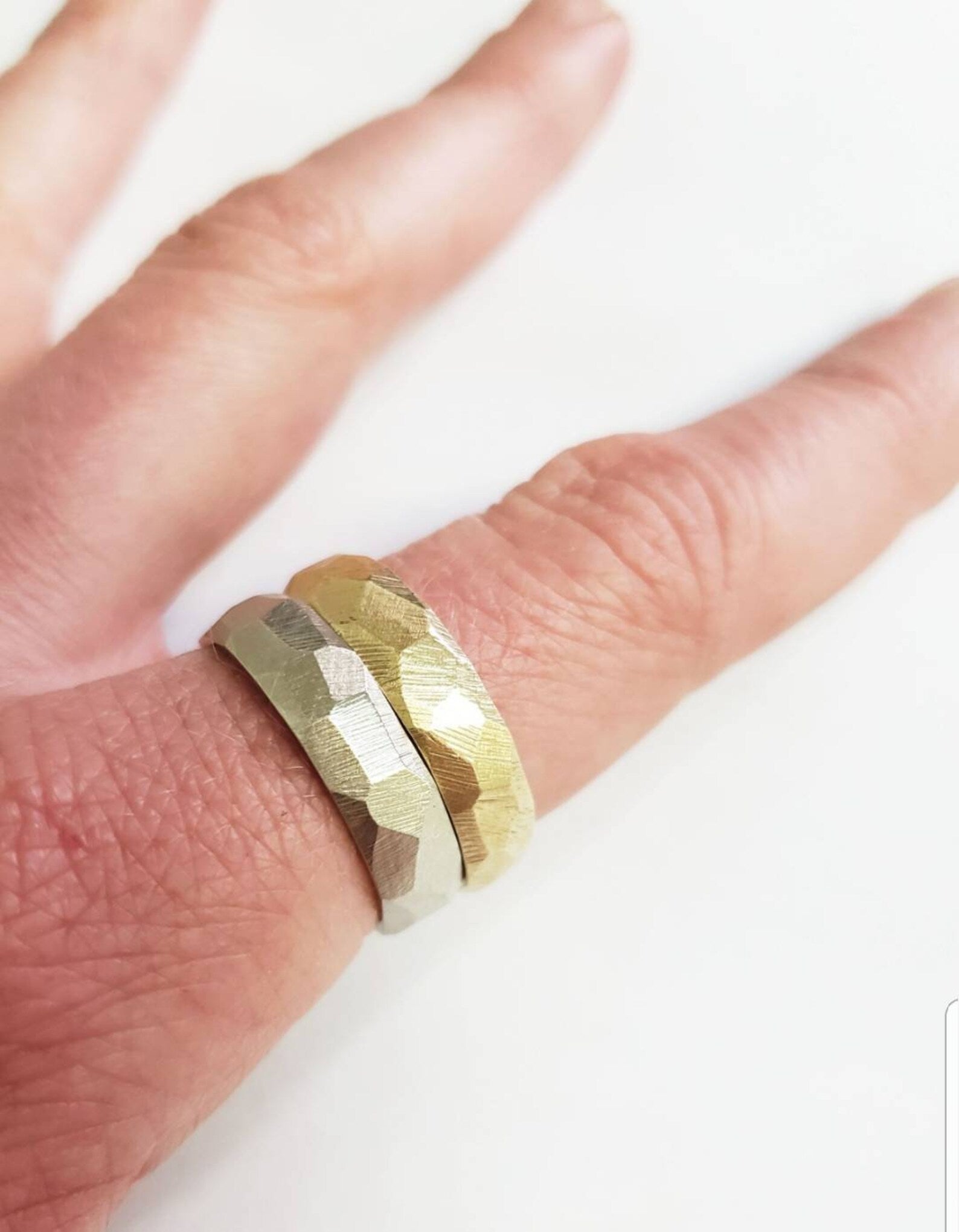 Alliance rustique en or pour homme – Texture à facettes en or massif 10 carats, 14 carats ou 18 carats, en or jaune, rose et blanc