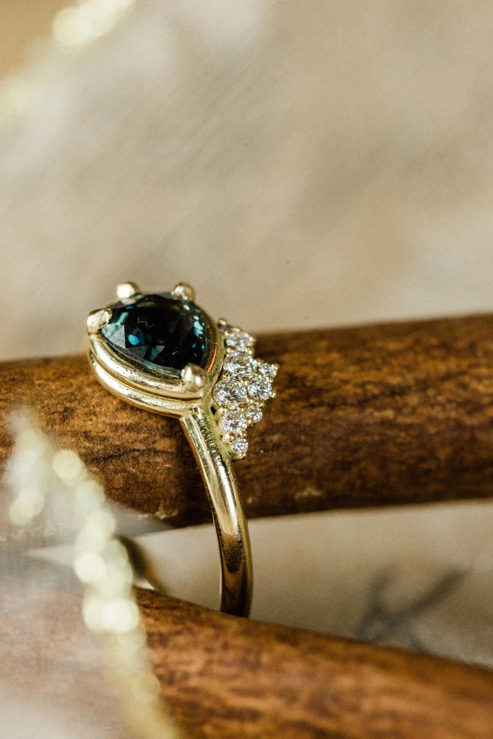 Bague de fiançailles pour femme en saphir bleu sarcelle taille poire avec diamants canadiens – Or massif 18 carats jaune, rose ou blanc, finaliste du prix Etsy Design Award