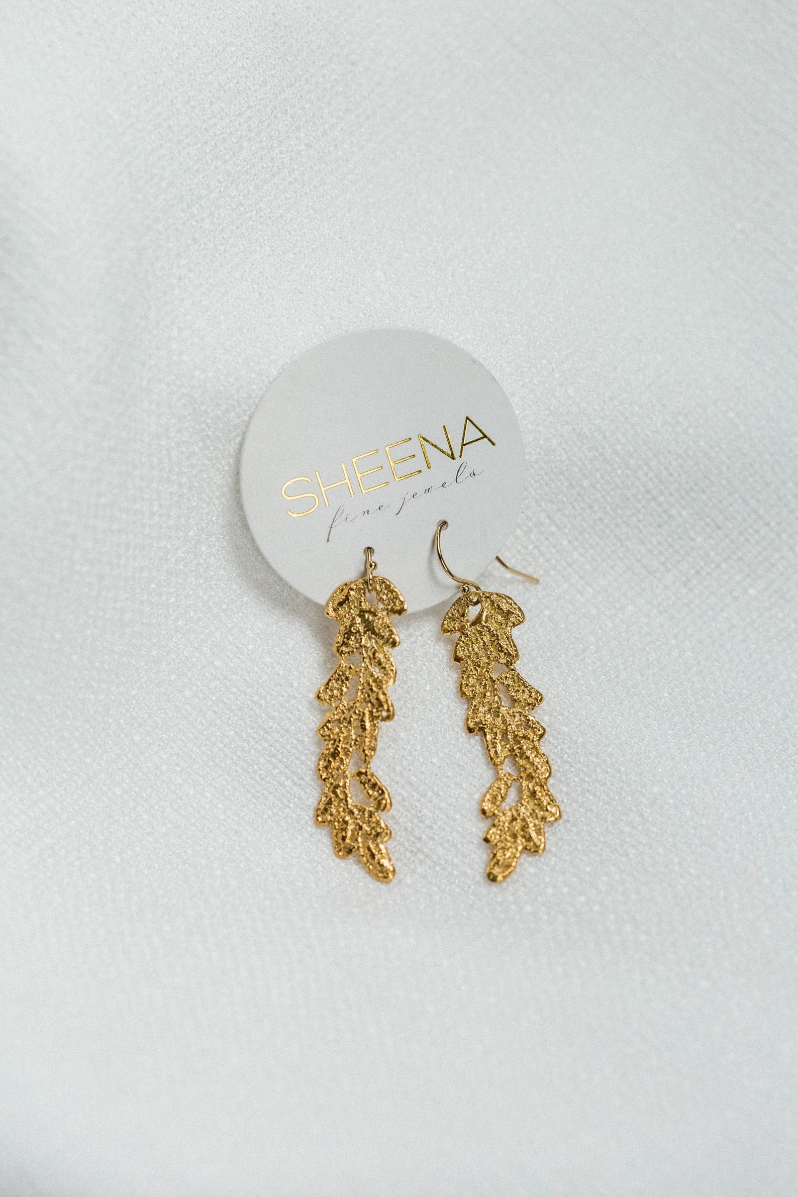 Boucles d'oreilles pendantes en dentelle de vigne plaquées or 14 carats – Cadeau pour elle