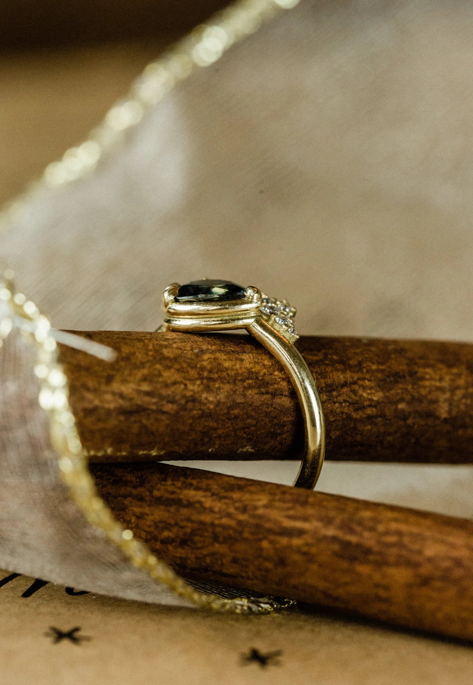 Bague de fiançailles pour femme en saphir bleu sarcelle taille poire avec diamants canadiens – Or massif 18 carats jaune, rose ou blanc, finaliste du prix Etsy Design Award