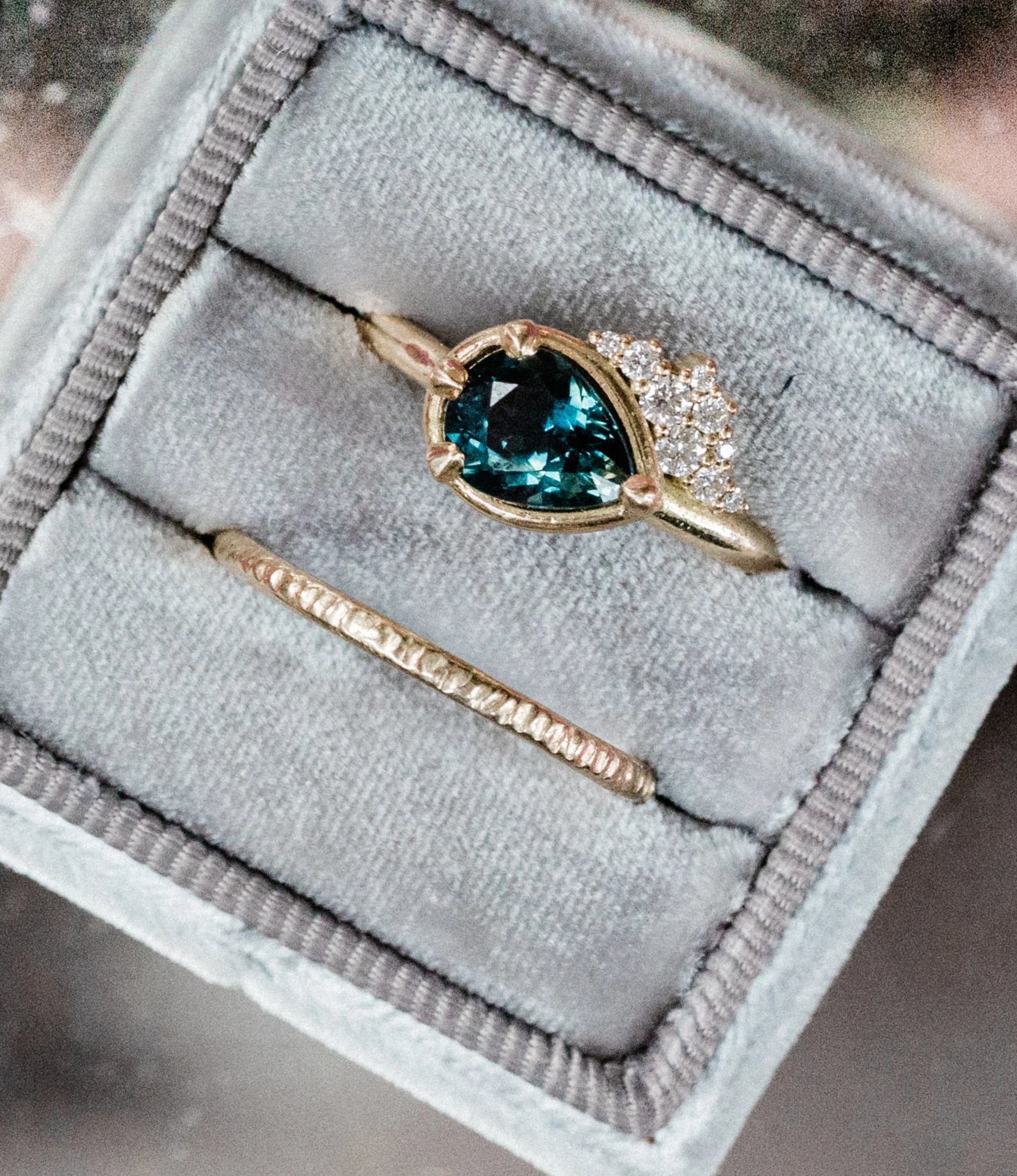 Bague de fiançailles pour femme en saphir bleu sarcelle taille poire avec diamants canadiens – Or massif 18 carats jaune, rose ou blanc, finaliste du prix Etsy Design Award
