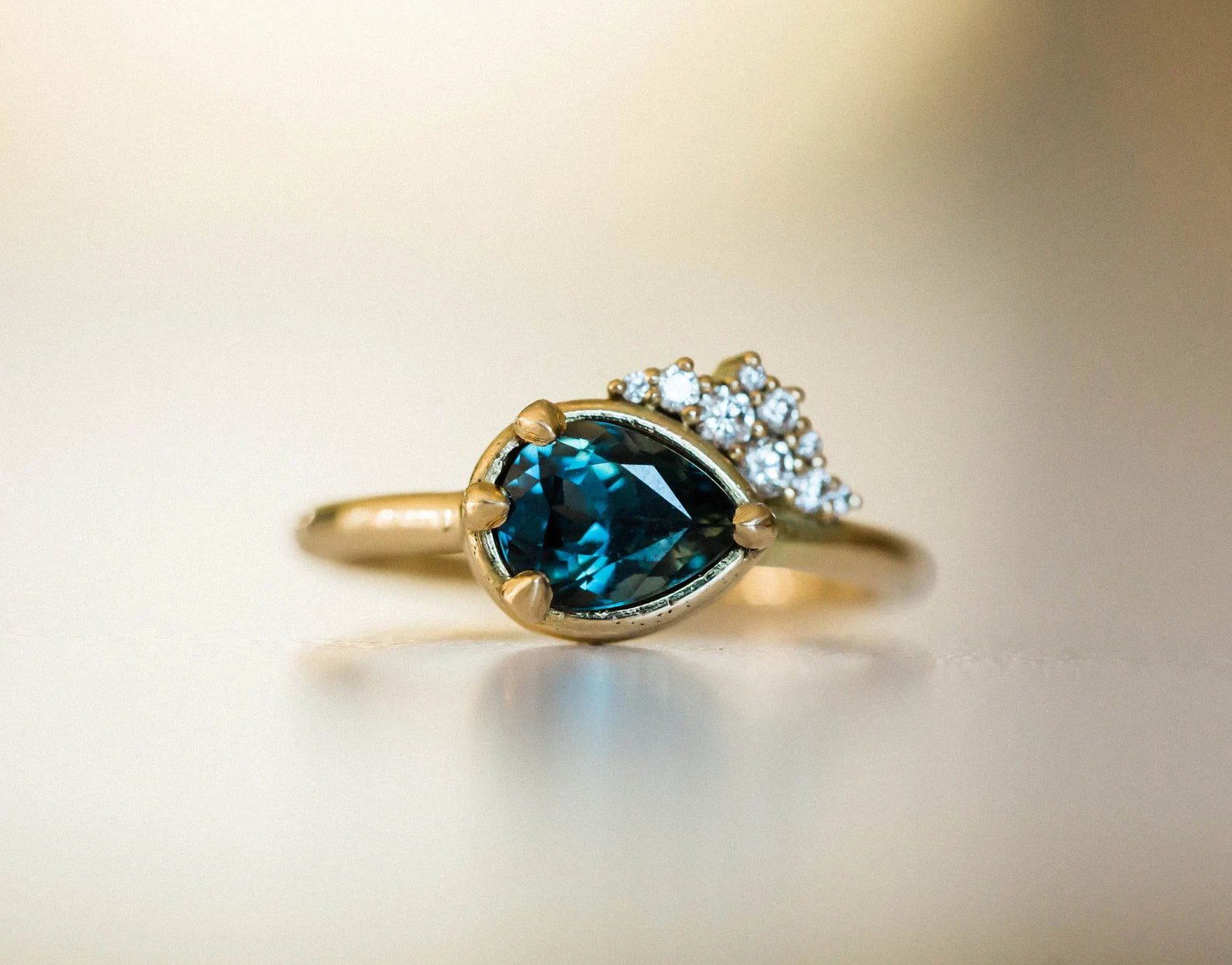 Bague de fiançailles pour femme en saphir bleu sarcelle taille poire avec diamants canadiens – Or massif 18 carats jaune, rose ou blanc, finaliste du prix Etsy Design Award