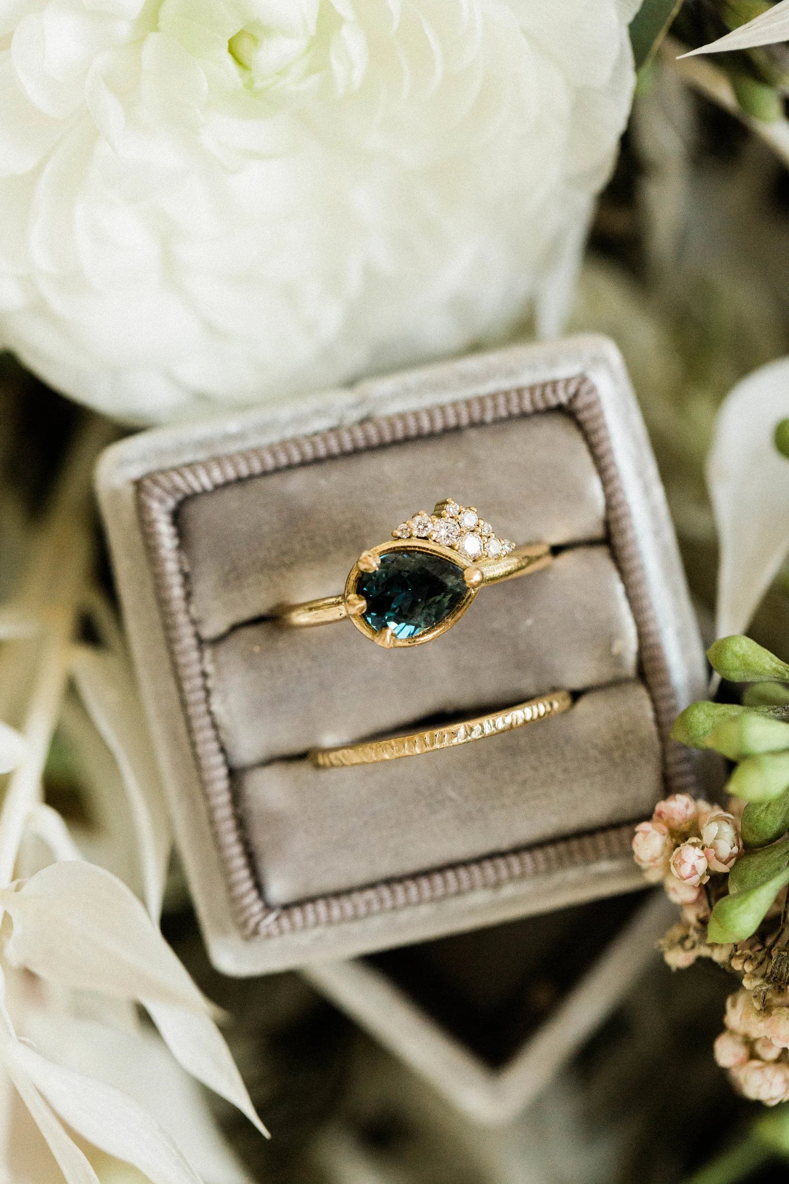 Bague de fiançailles pour femme en saphir bleu sarcelle taille poire avec diamants canadiens – Or massif 18 carats jaune, rose ou blanc, finaliste du prix Etsy Design Award