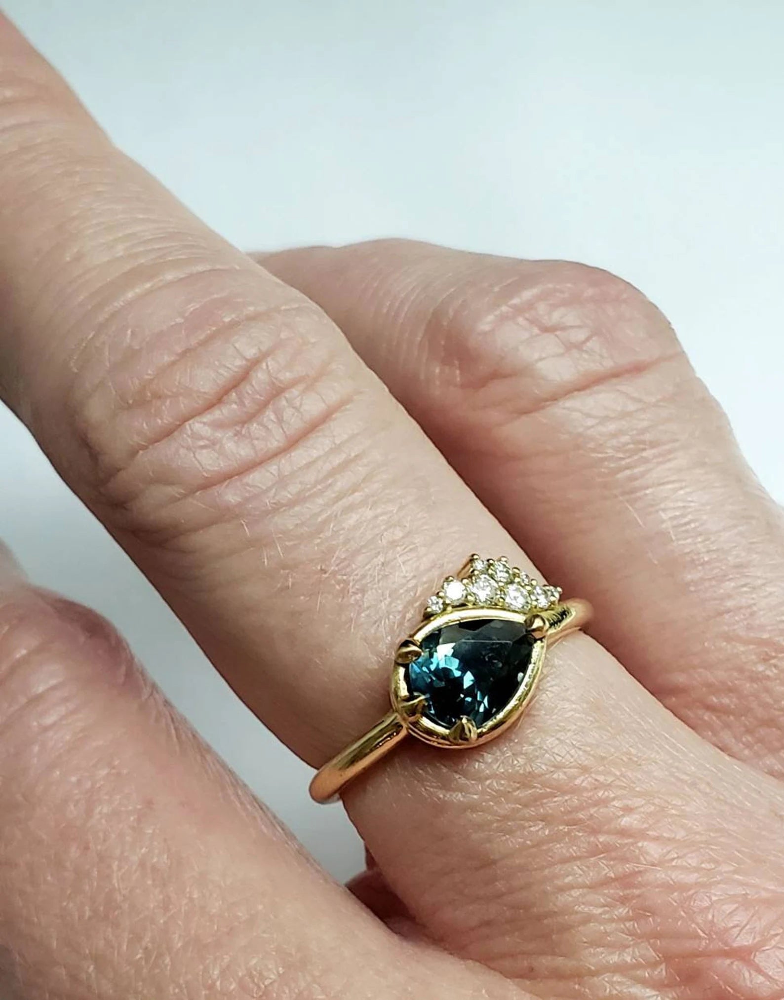 Bague de fiançailles pour femme en saphir bleu sarcelle taille poire avec diamants canadiens – Or massif 18 carats jaune, rose ou blanc, finaliste du prix Etsy Design Award