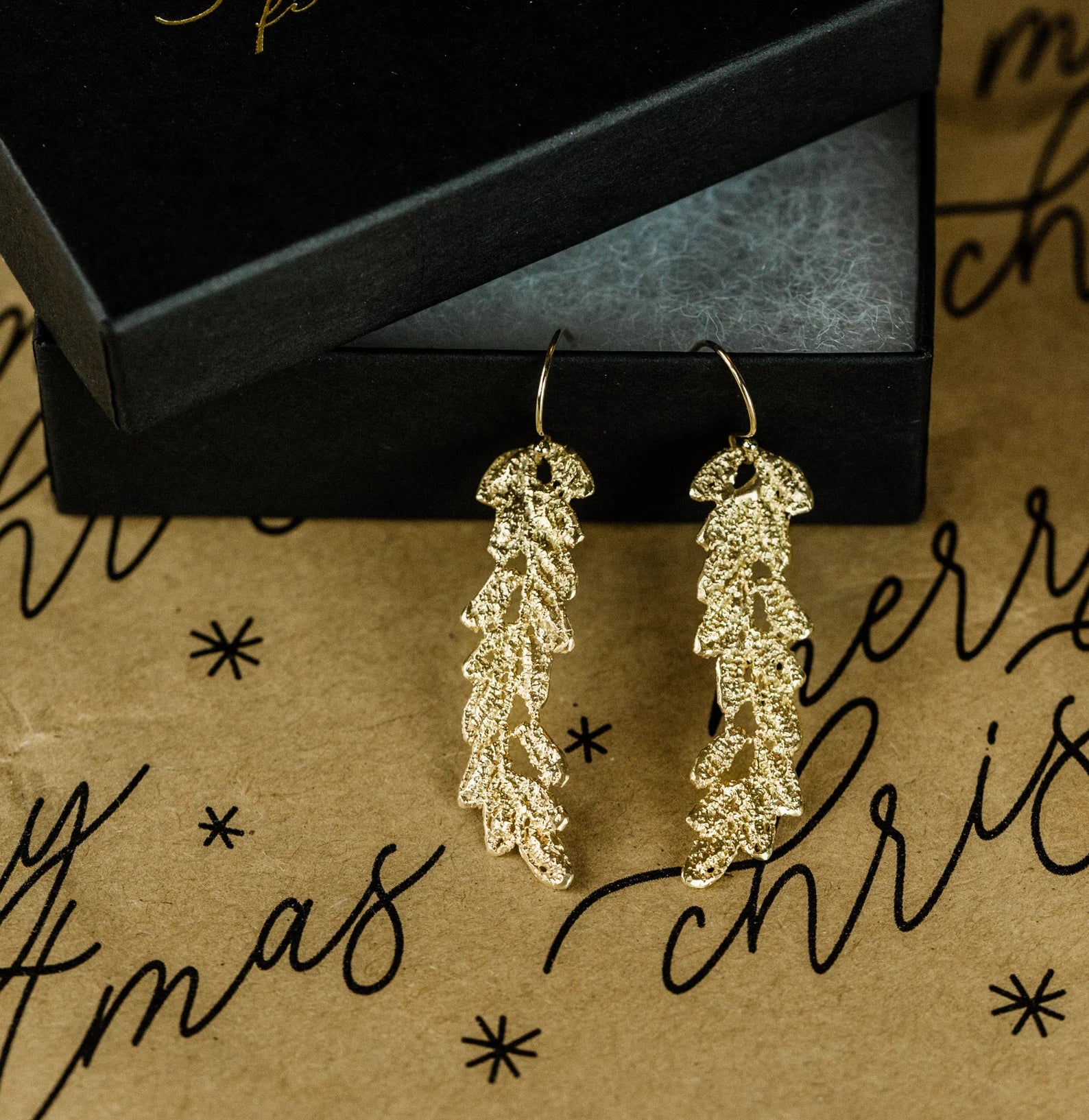 Boucles d'oreilles pendantes en dentelle de vigne plaquées or 14 carats – Cadeau pour elle