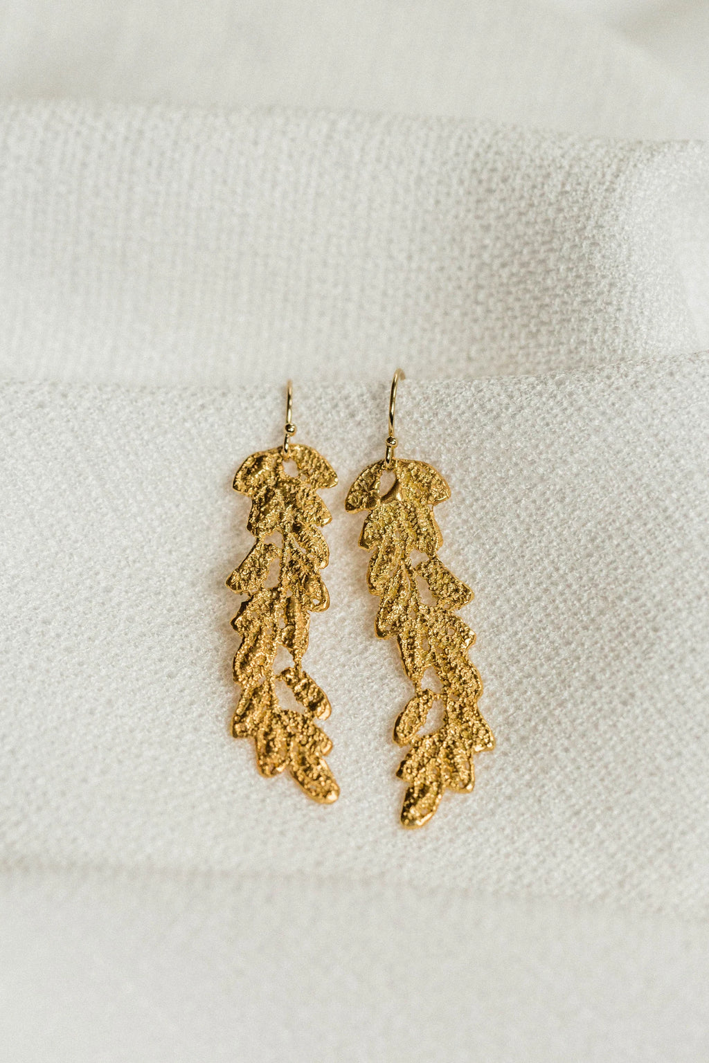 Boucles d'oreilles pendantes en dentelle de vigne plaquées or 14 carats – Cadeau pour elle