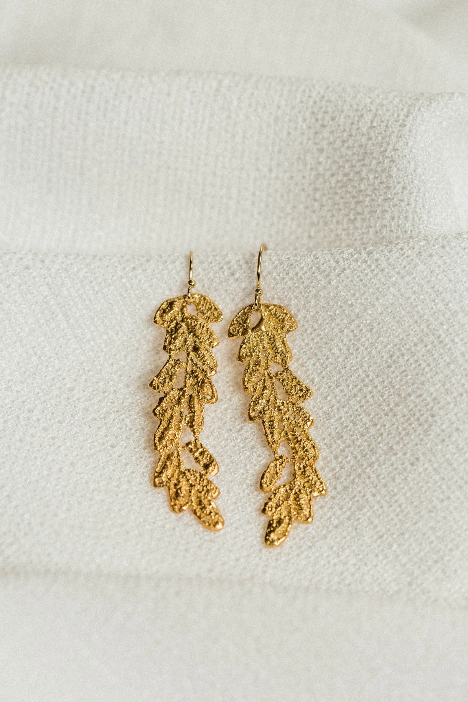 Boucles d'oreilles pendantes en dentelle de vigne plaquées or 14 carats – Cadeau pour elle