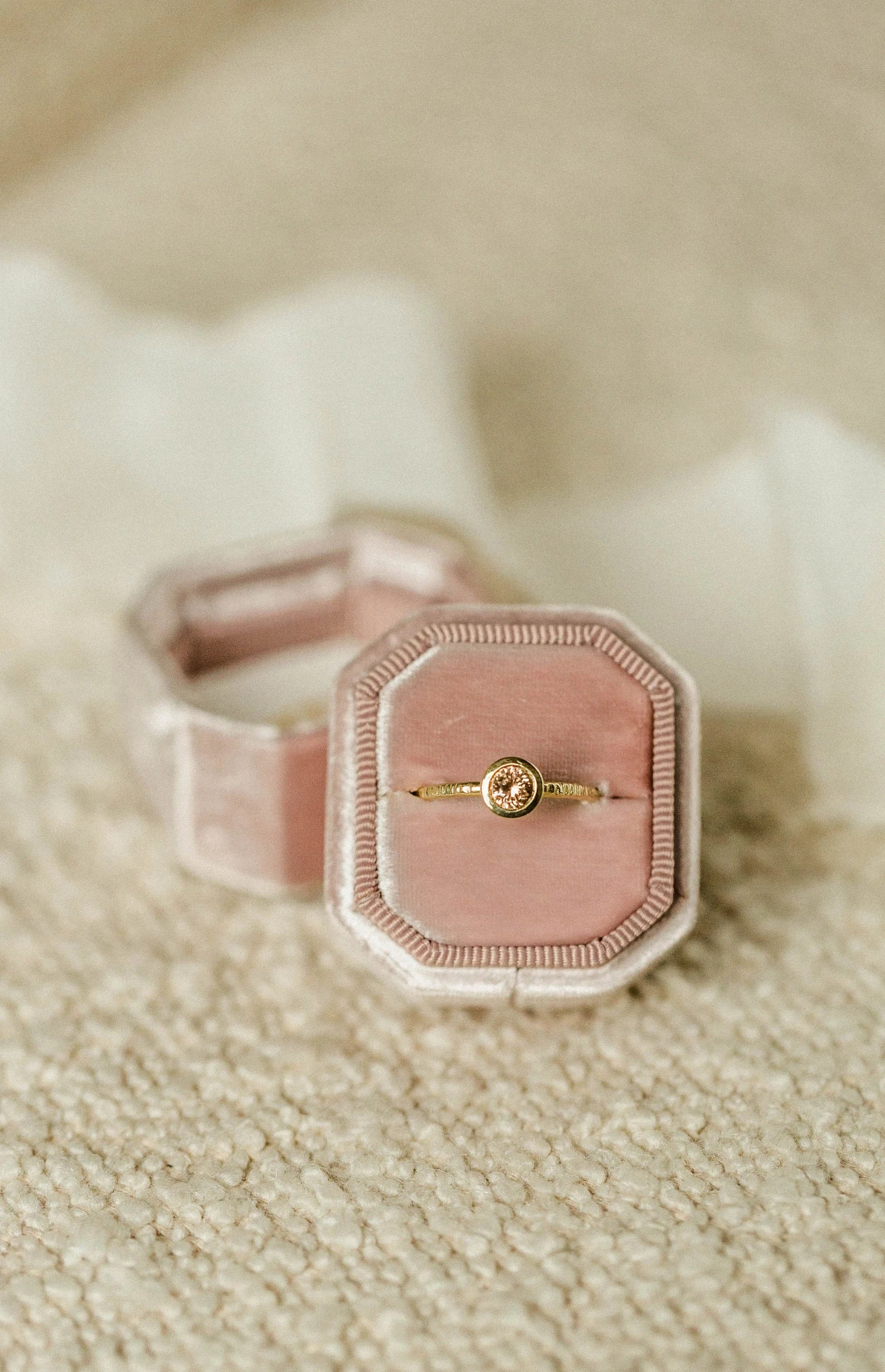 Bague de fiançailles en morganite sertie clos – Or massif 10 carats, 14 carats ou 18 carats, jaune, rose ou blanc