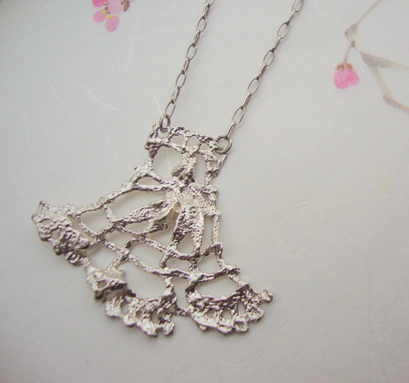 Collier long éventail vintage en dentelle – Moulé en argent sterling, pendentif bohème en dentelle