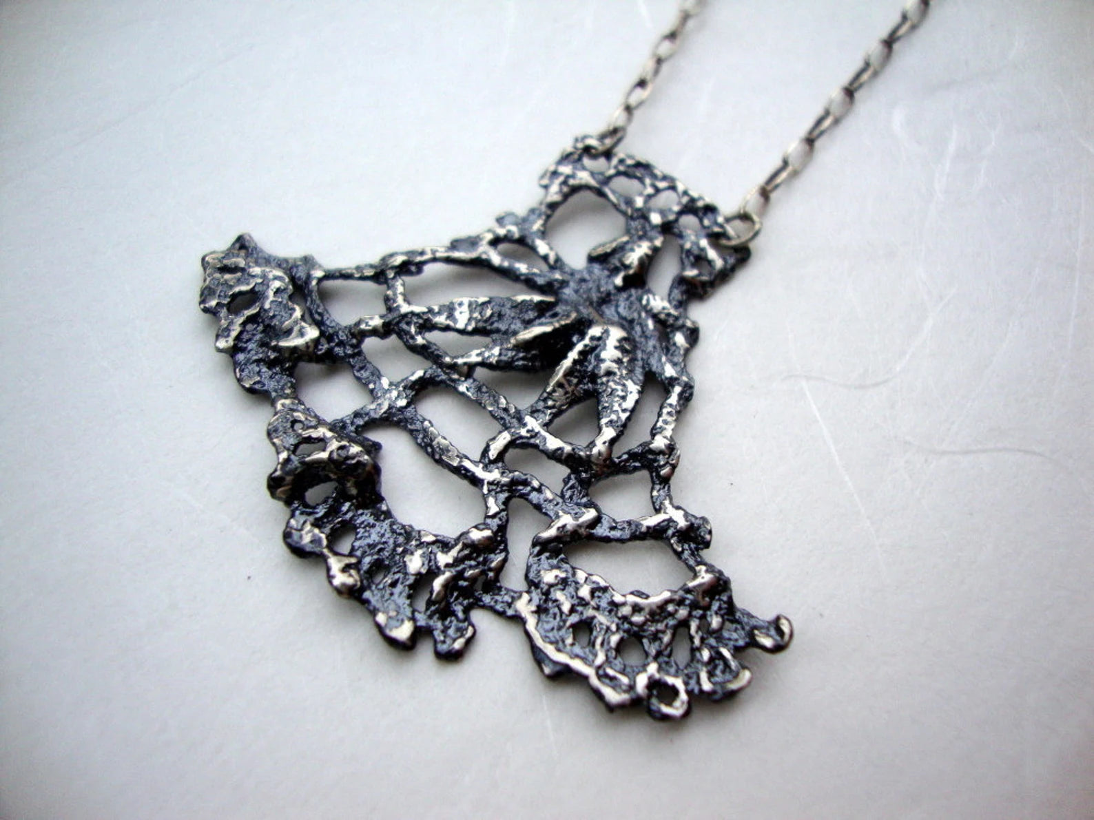 Collier long éventail vintage en dentelle – Moulé en argent sterling, pendentif bohème en dentelle