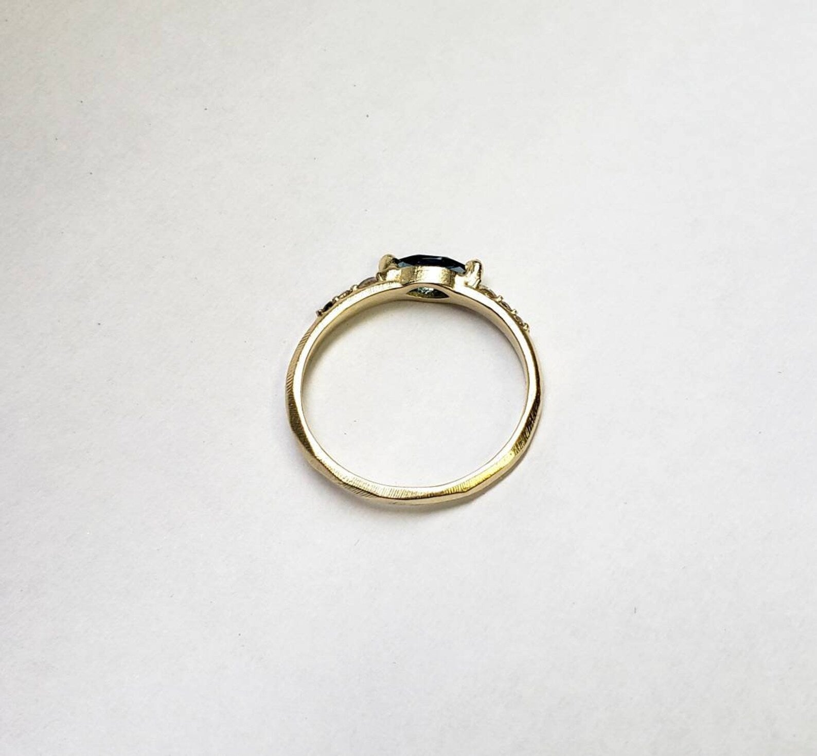 Bague délicate en saphir du Montana taille marquise avec saphirs blancs – Or massif 10 carats, 14 carats ou 18 carats, jaune, rose ou blanc